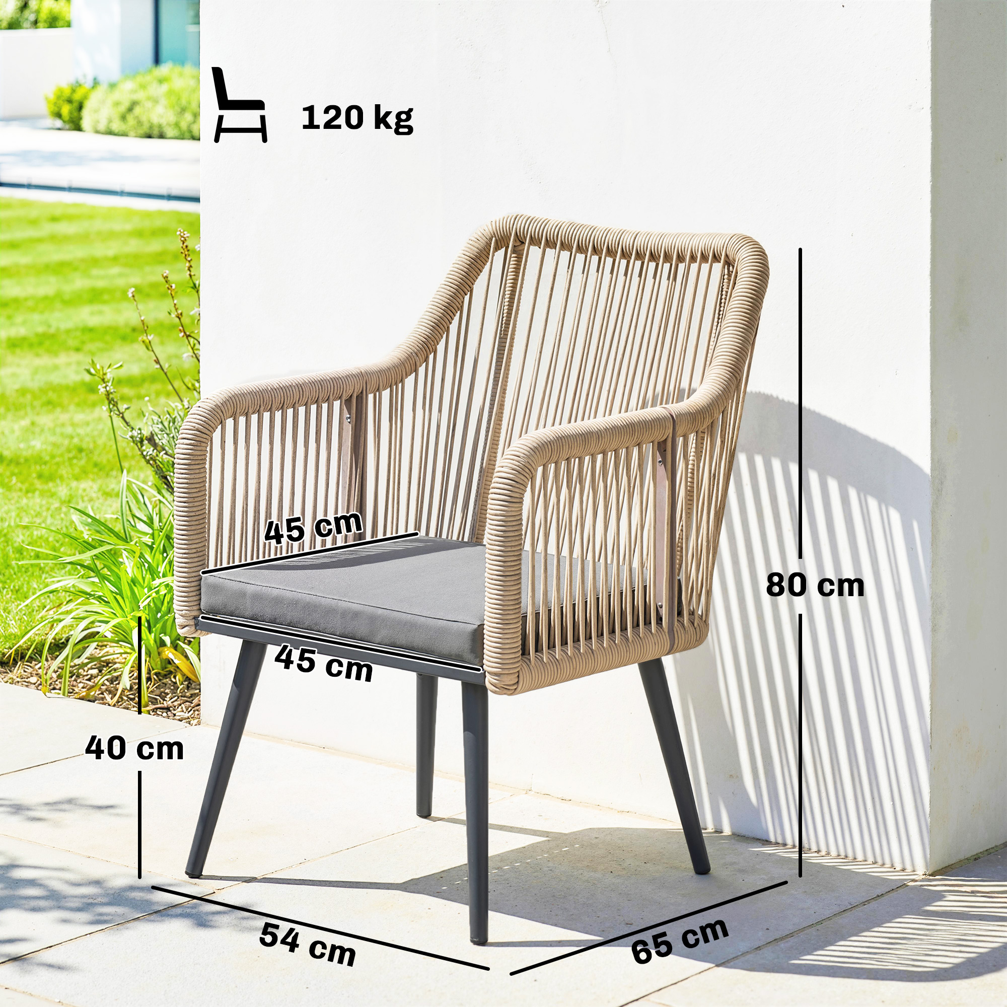 Una silla de color claro con tapicería gris y dimensiones.