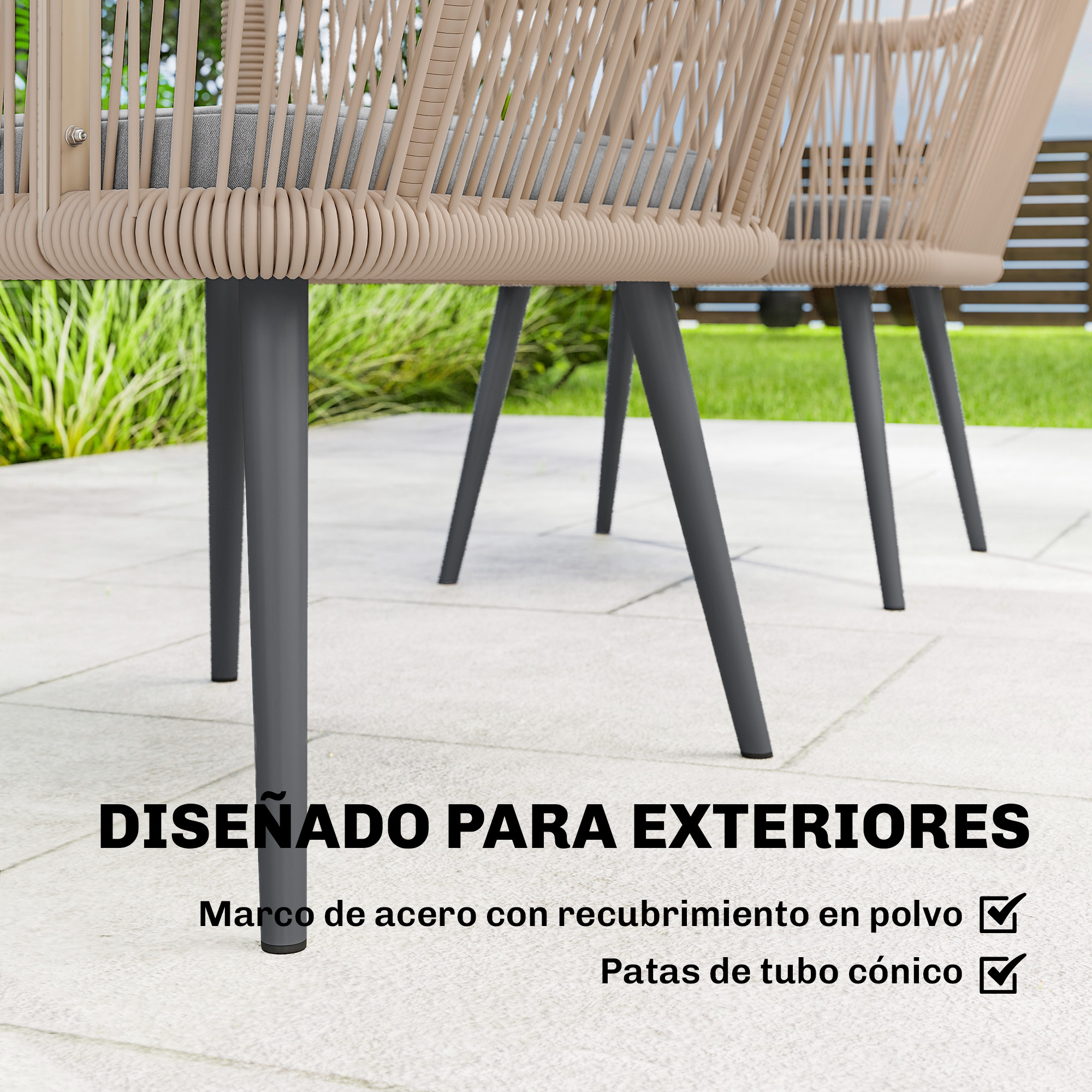 Silla tejida con cojín gris y patas metálicas oscuras en un patio exterior.