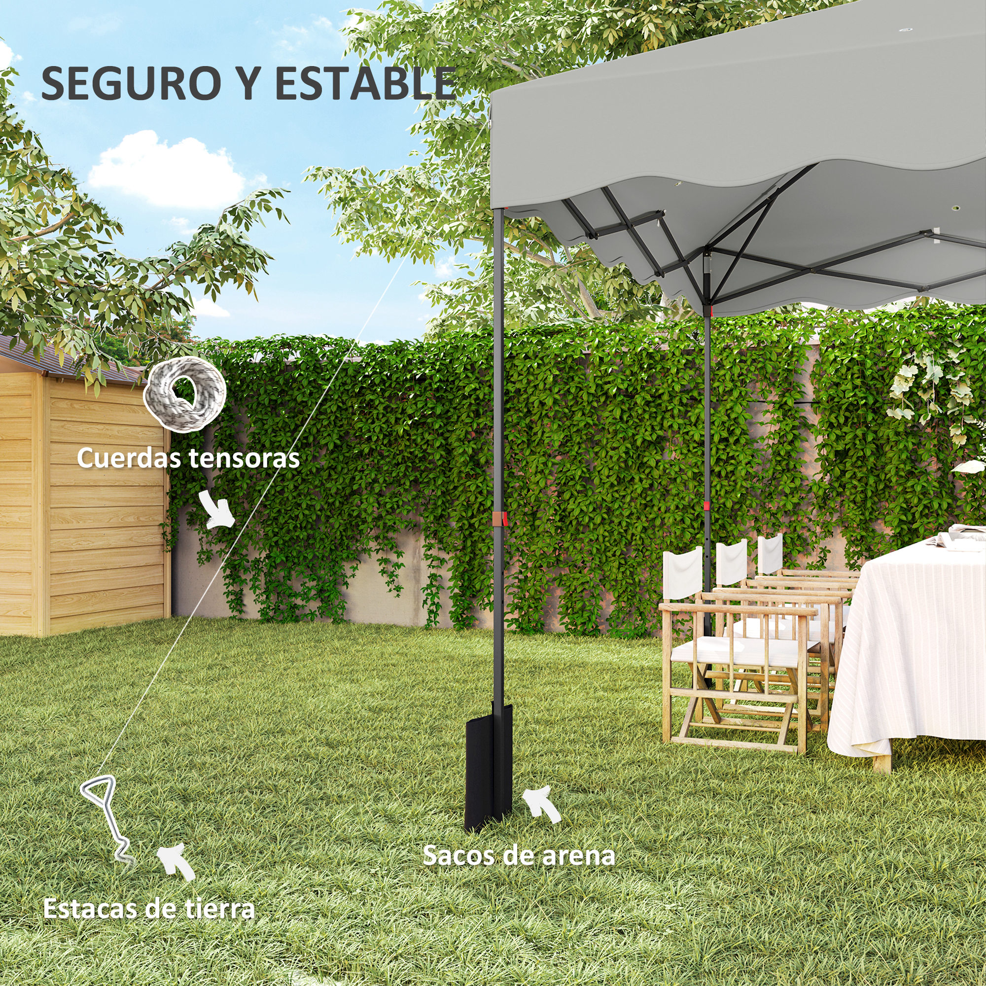 Un toldo exterior con sillas y mesa, junto a un cobertizo y pared de hiedra.