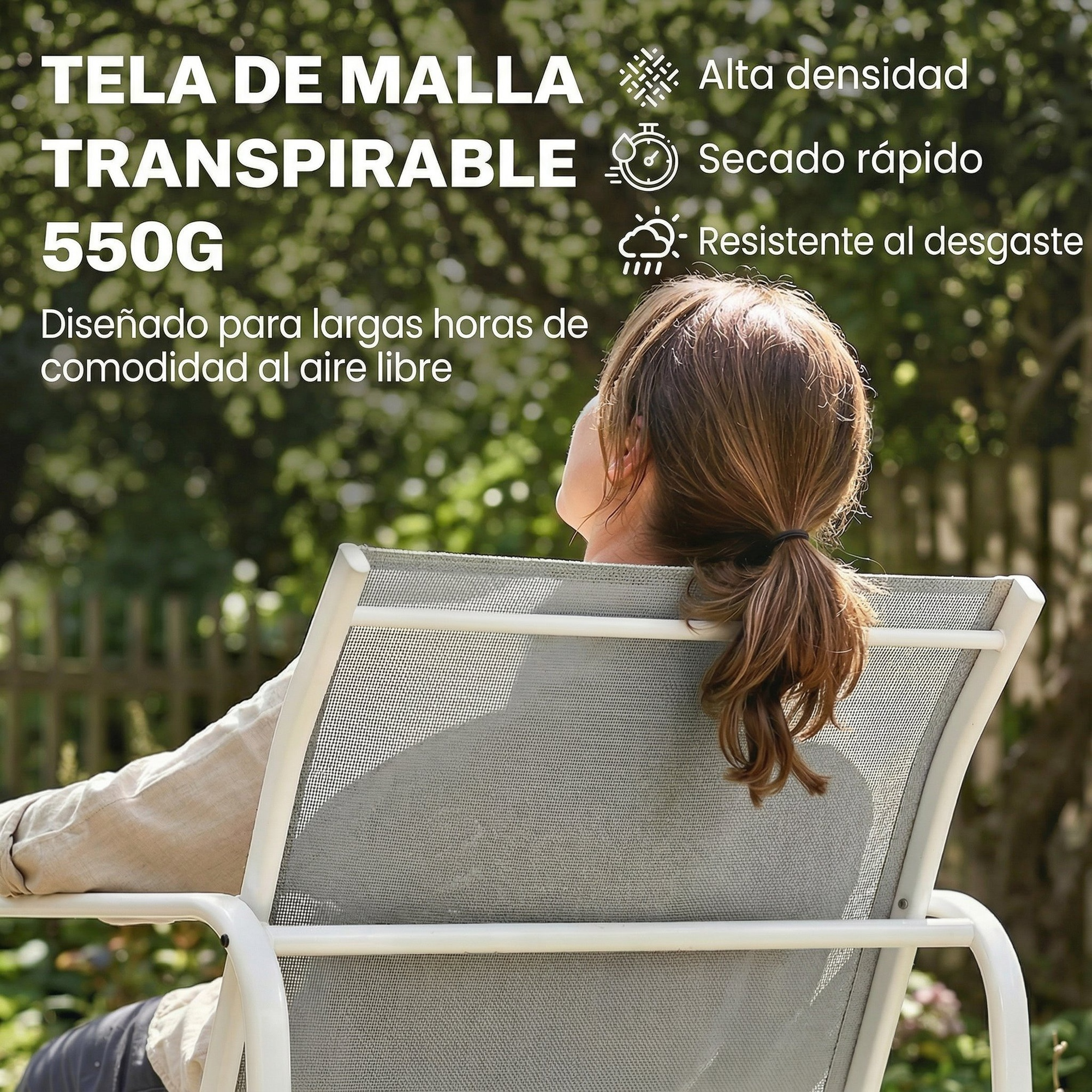 Mujer sentada al aire libre en una silla de tela de malla transpirable.
