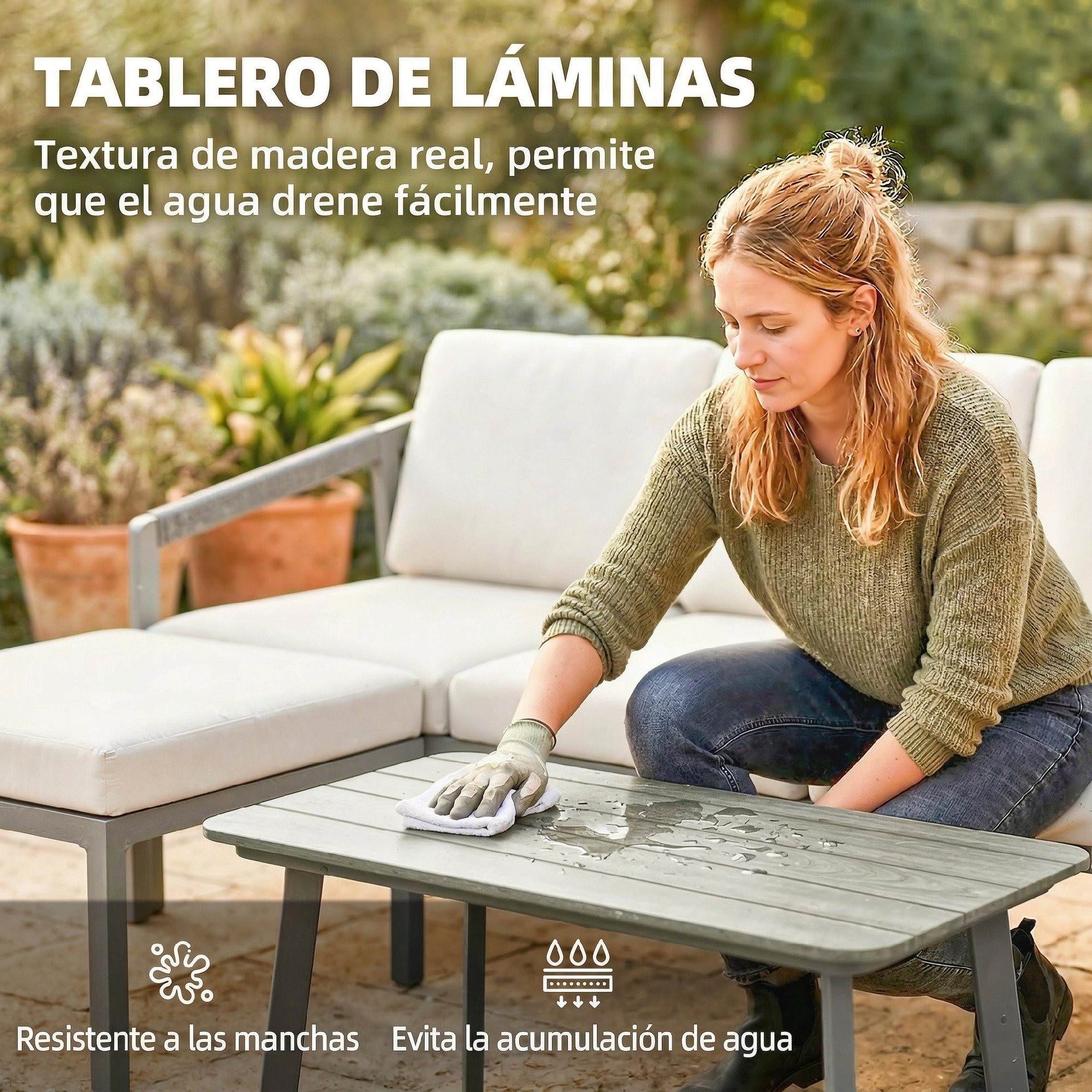 Una mujer limpia una mesa de madera gris con un paño blanco al aire libre.