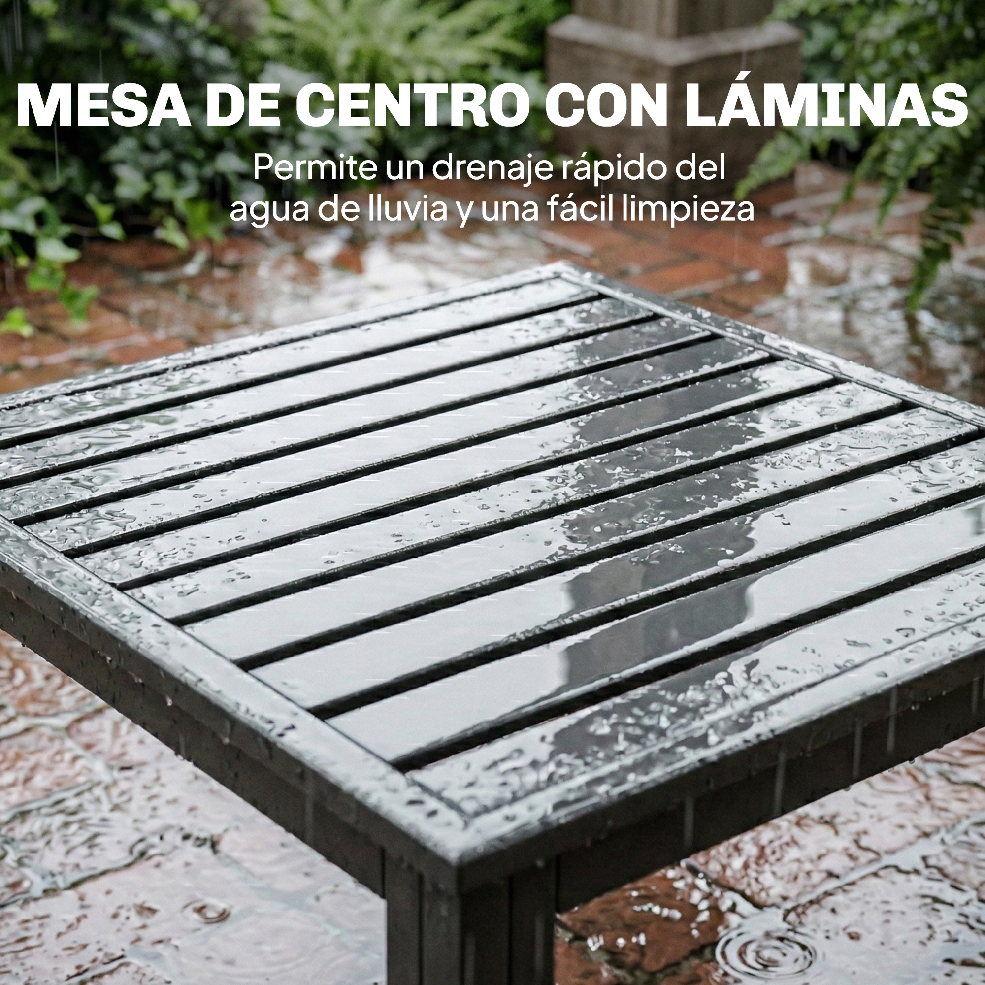 Una mesa oscura de listones con gotas de lluvia en la superficie, al aire libre.