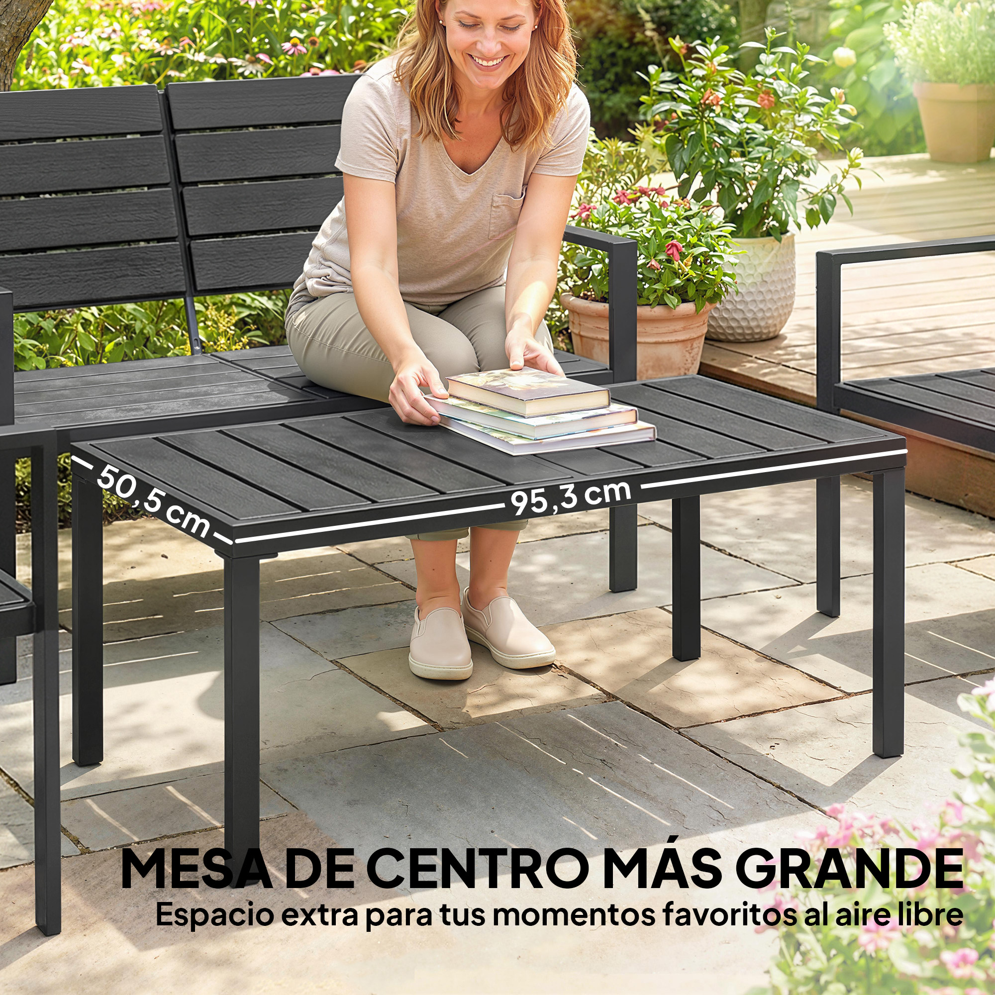 Mujer sentada en banco de jardín negro, colocando libros sobre mesa.