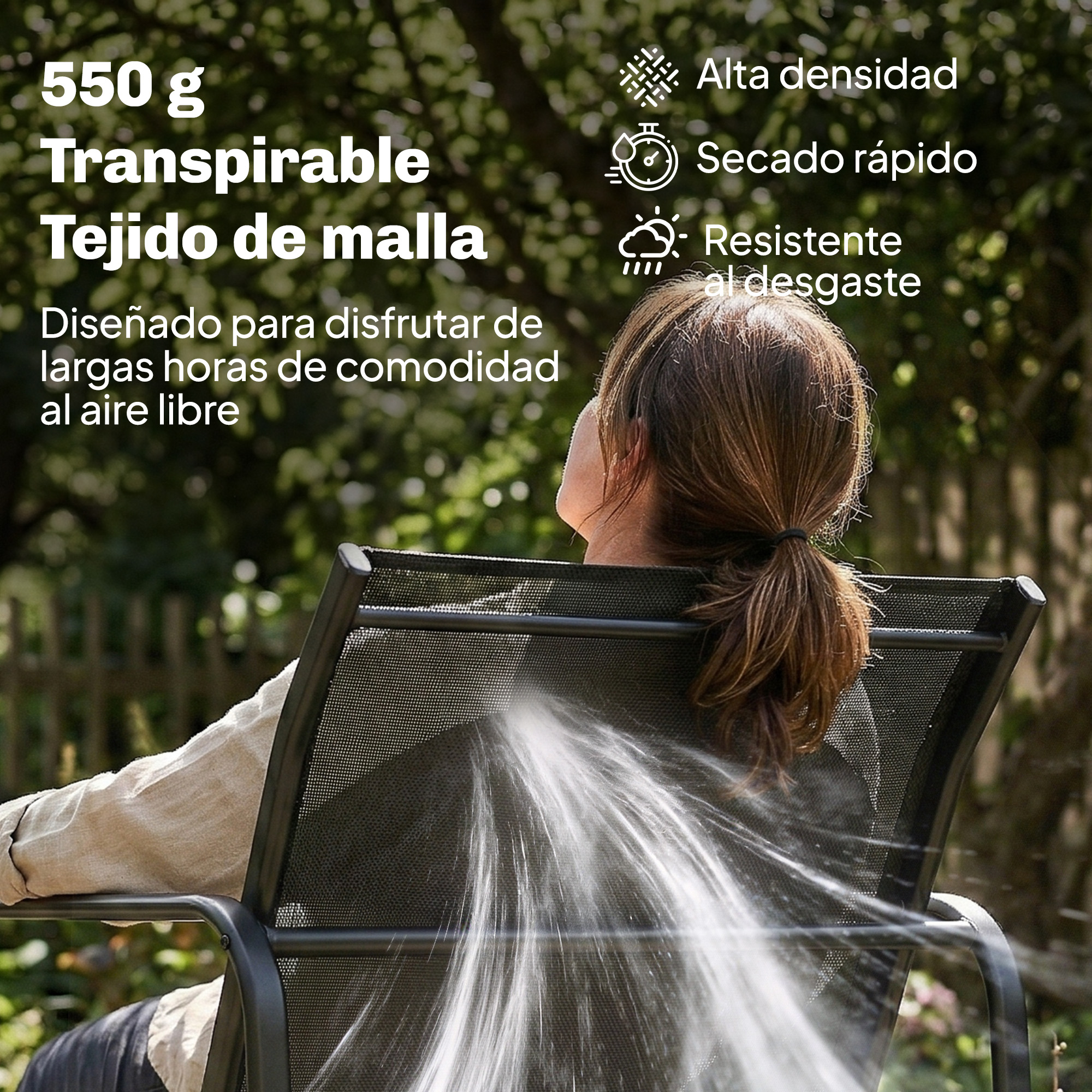 Mujer sentada en silla de malla al aire libre. Alta densidad, secado rápido.