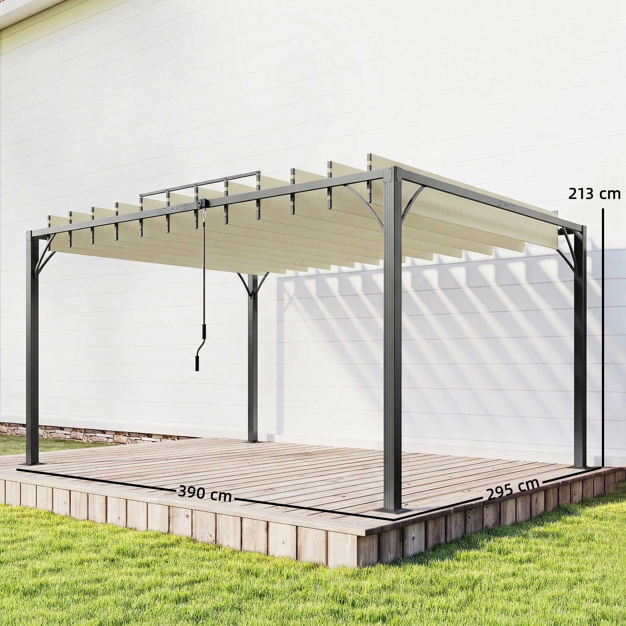 Pérgola gris oscuro con toldo retráctil beige, sobre tarima de madera.