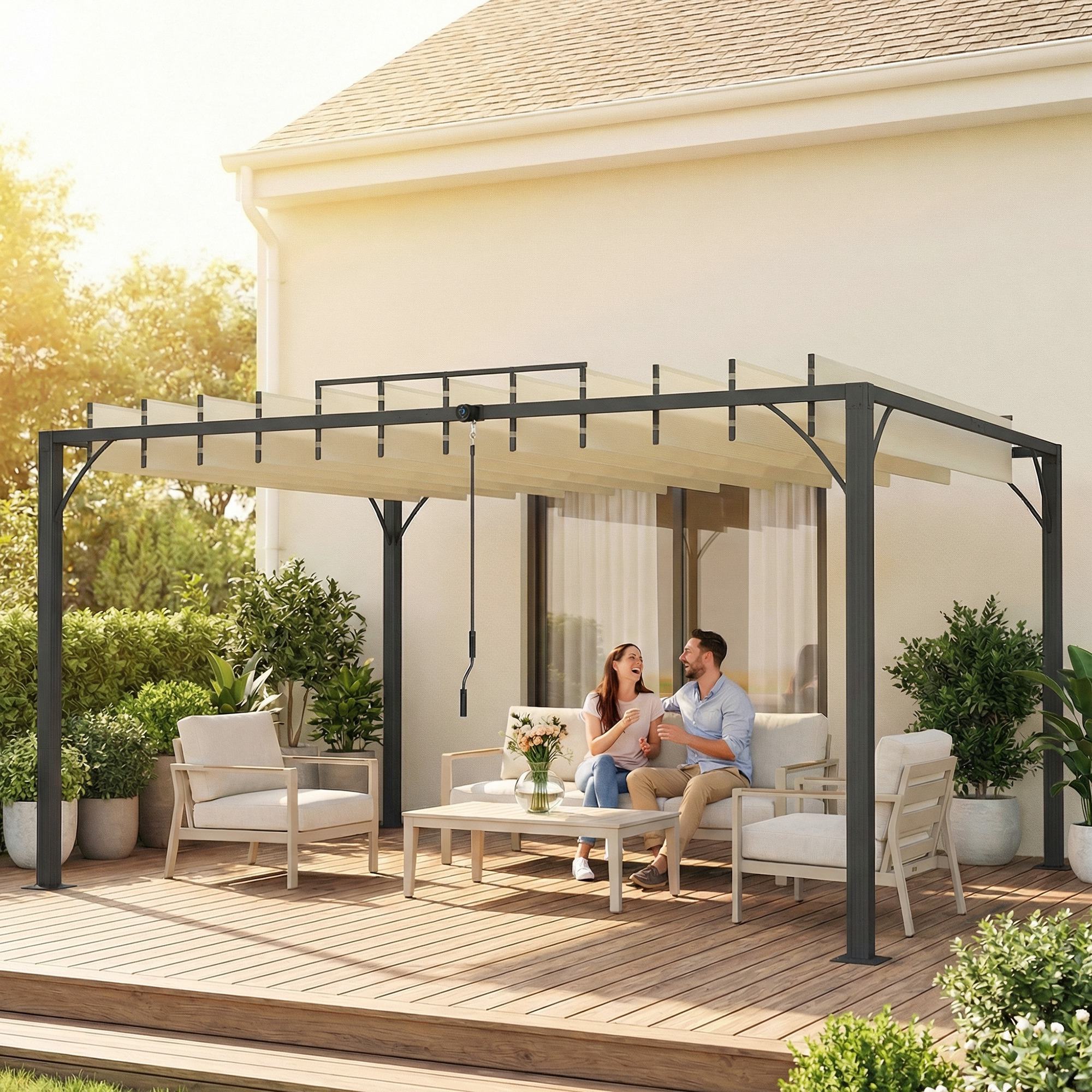 Una pareja relajándose bajo una pérgola en una terraza de madera con plantas.