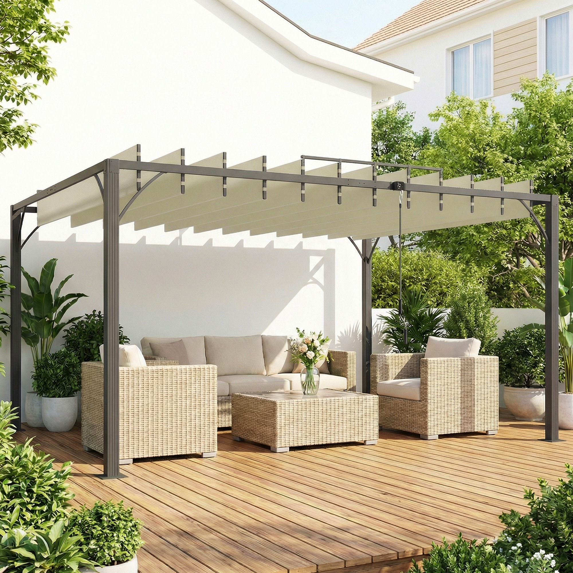 Un salón de patio con pérgola sobre una terraza de madera, rodeado de plantas.