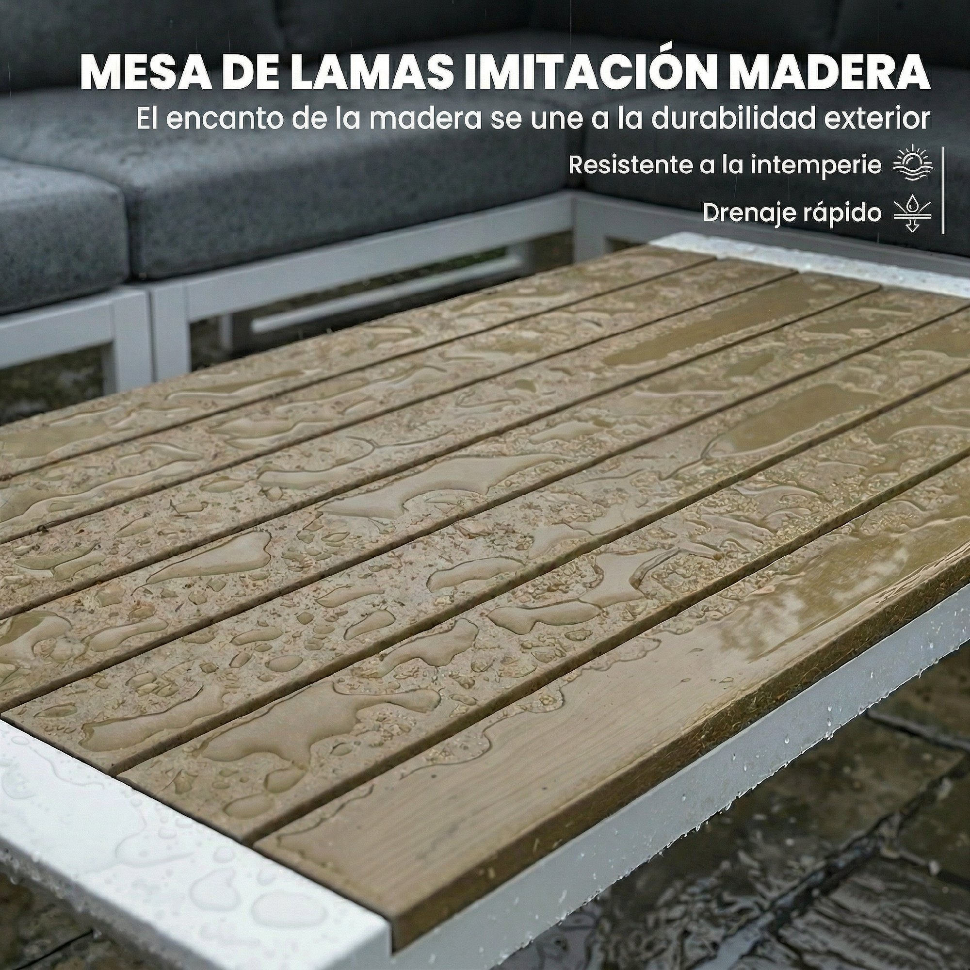 Una mesa de lamas de imitación madera con gotas de agua y un sofá gris al fondo.