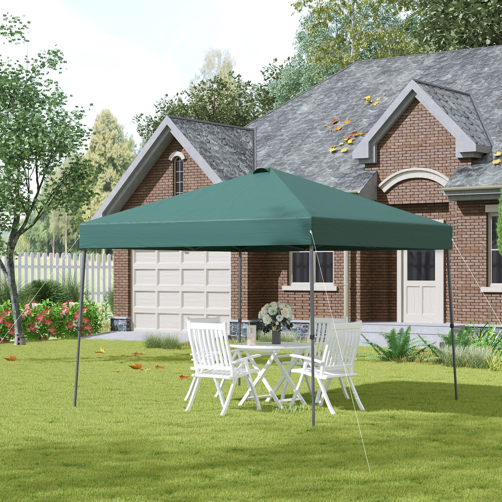 Toldo verde con mesa y sillas blancas de jardín en un césped cuidado.