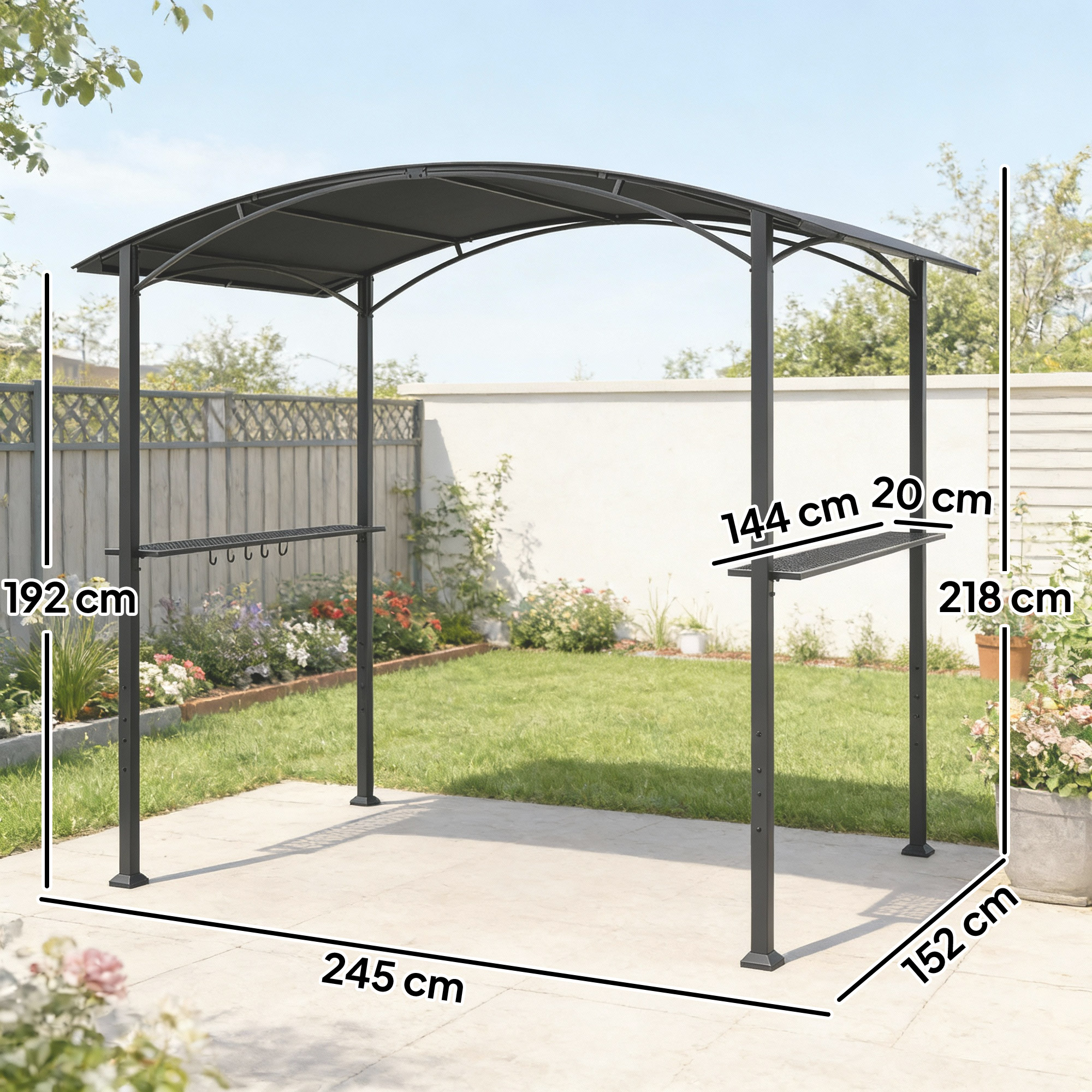 Una pérgola oscura con techo curvo se alza sobre un patio pavimentado en un jardín.