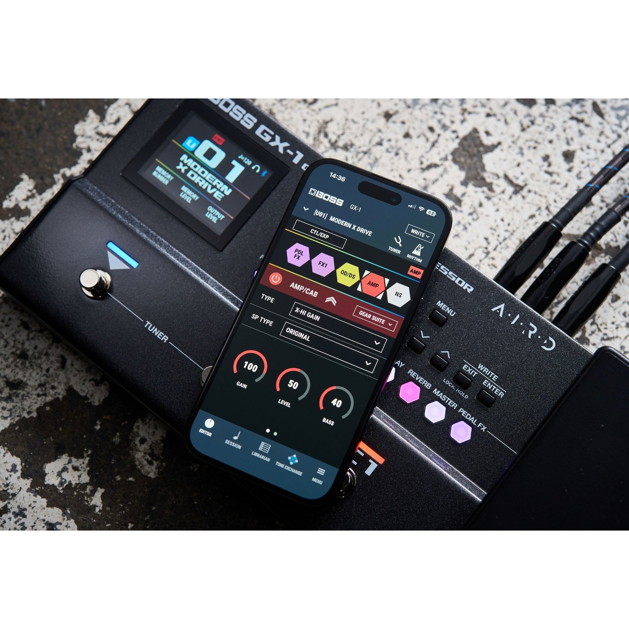 Een smartphone toont de BOSS GX-1 app naast een zwarte gitaarprocessor.