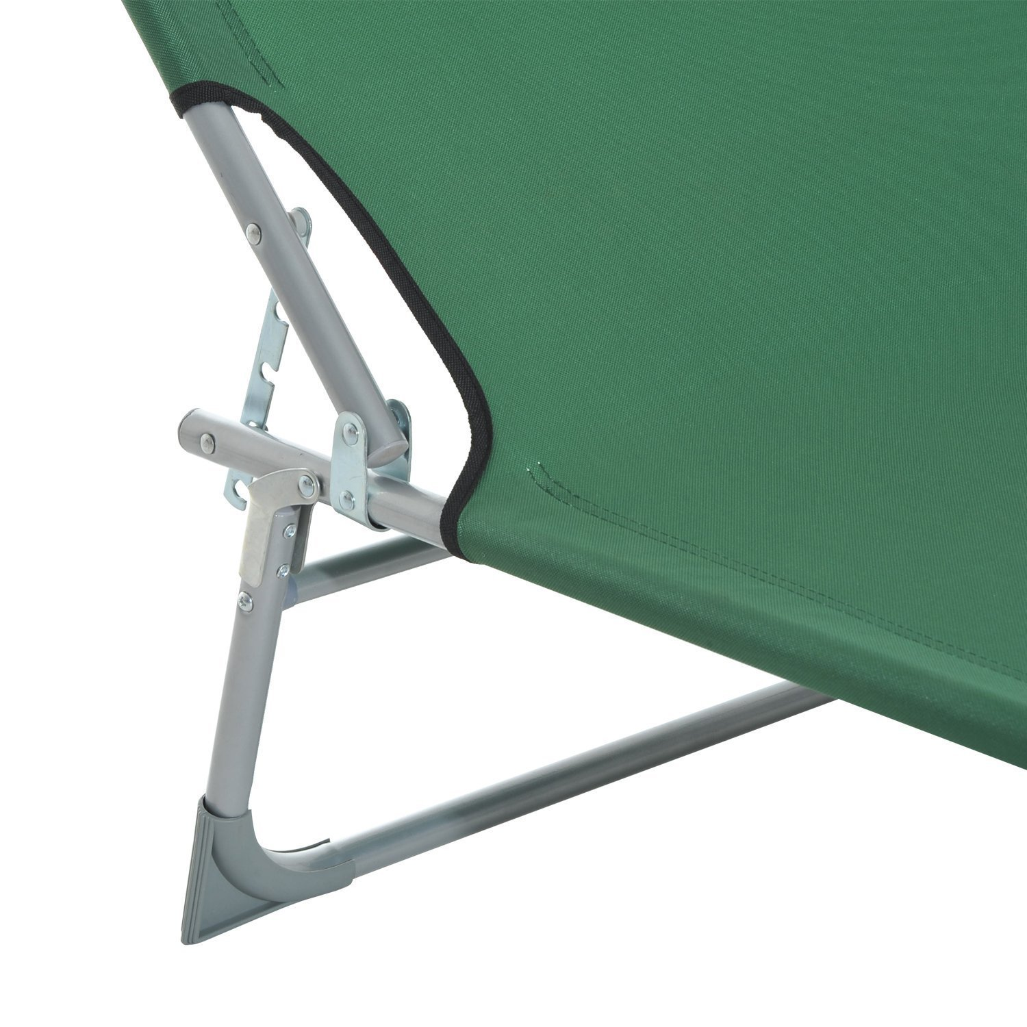 Primer plano de una silla de camping verde con marco y juntas de metal.