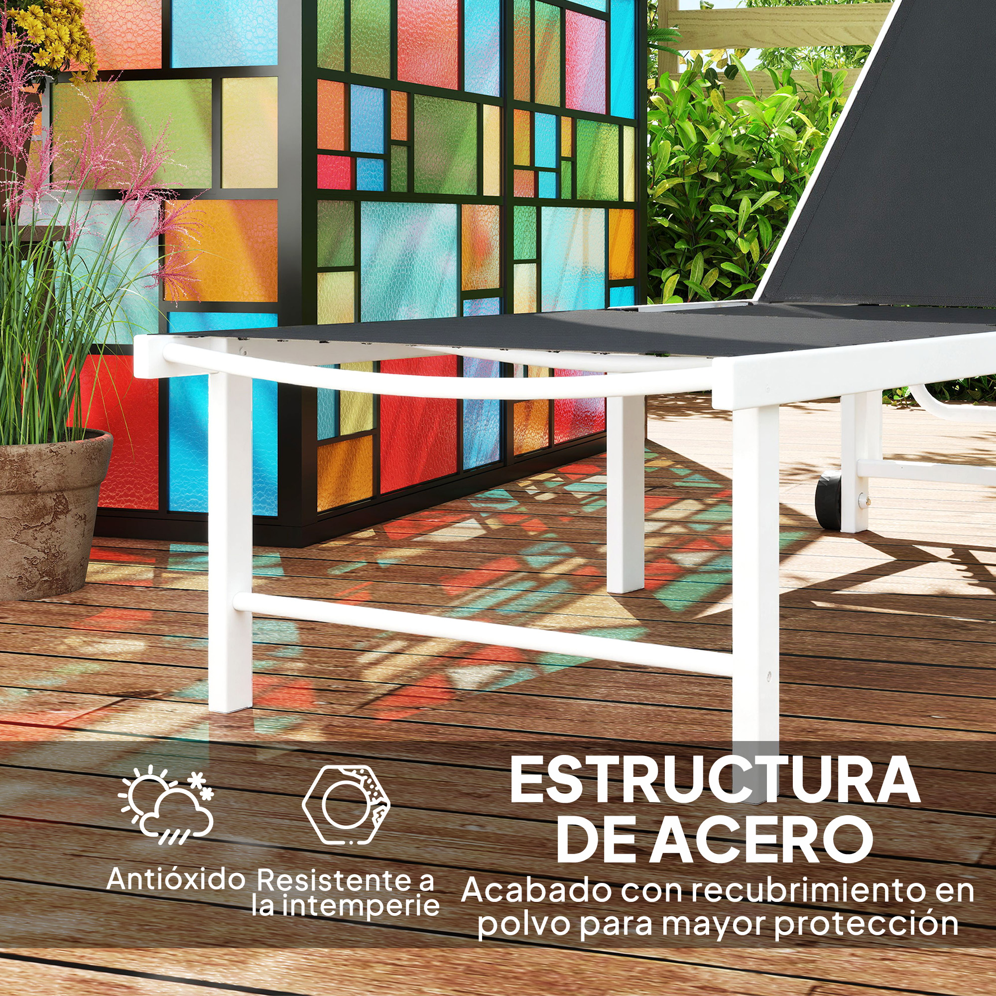 Una tumbona blanca sobre una terraza de madera con un panel de vidrio de colores.