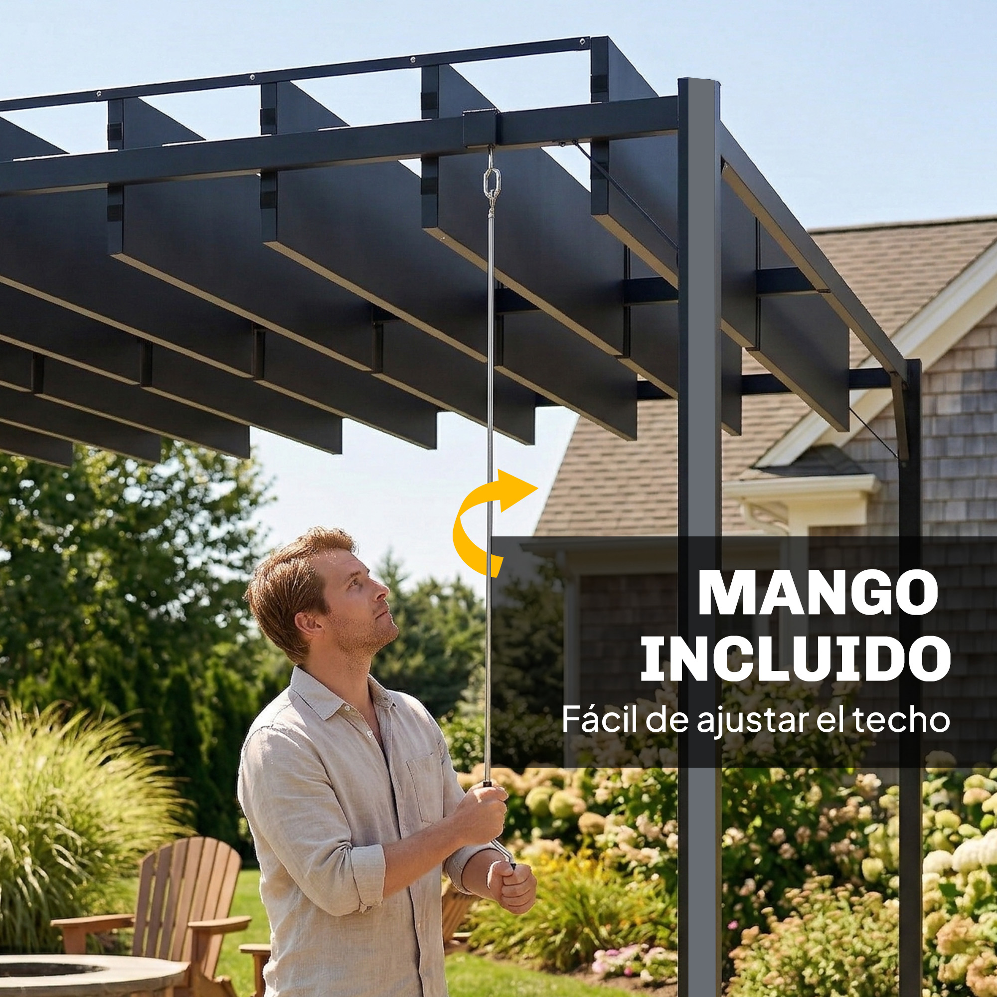 Hombre ajusta techo de pérgola con barra plateada en jardín.