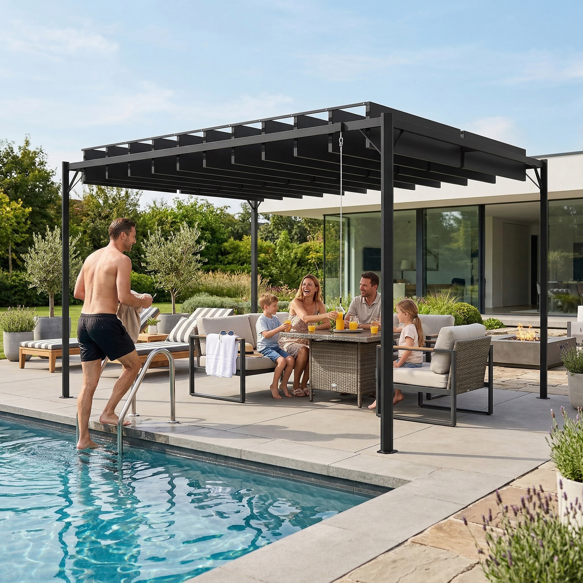 Hombre entra a la piscina; familia sentada bajo pérgola en mesa, bebiendo jugo.