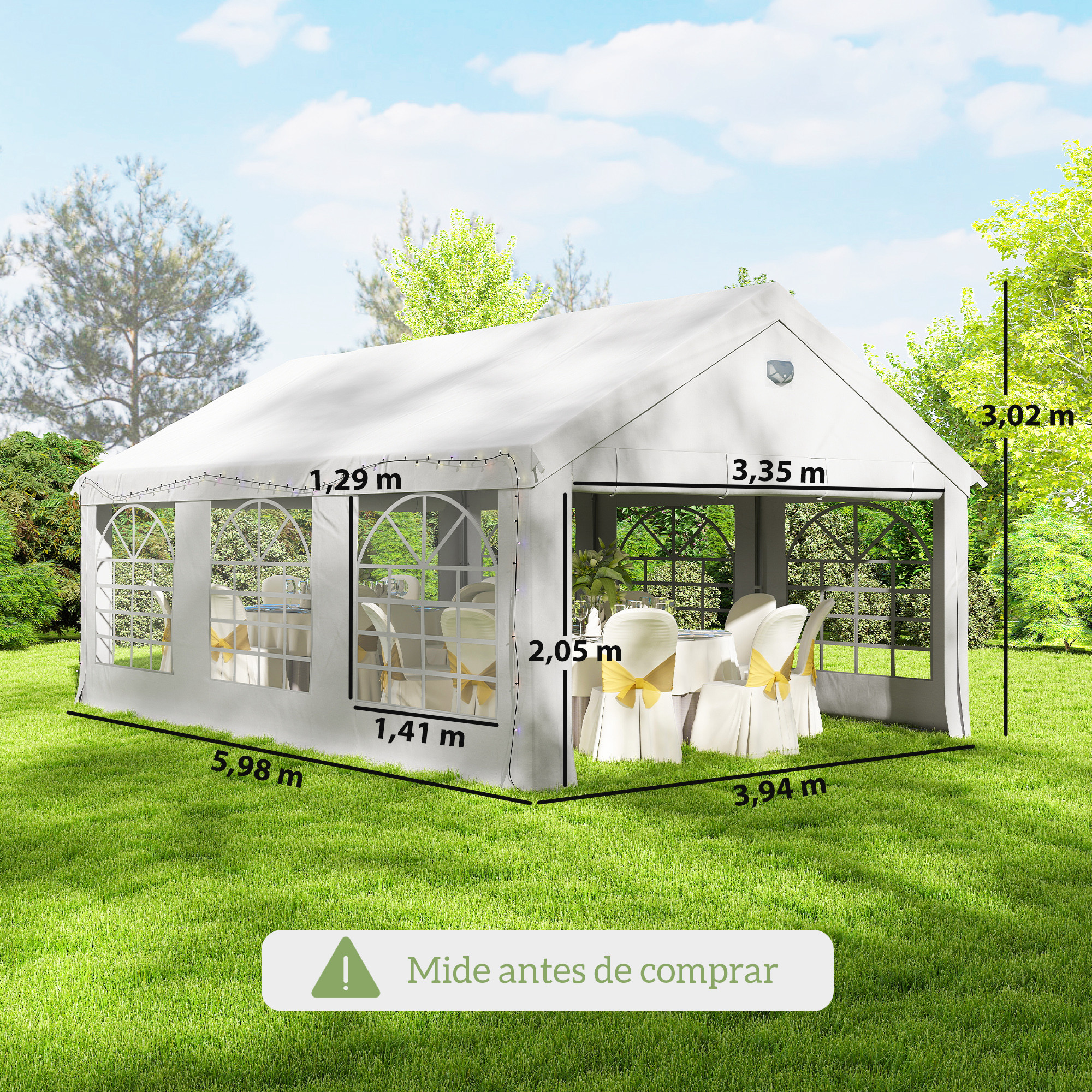 Una carpa blanca para fiestas al aire libre con mesas y sillas, mostrando medidas.