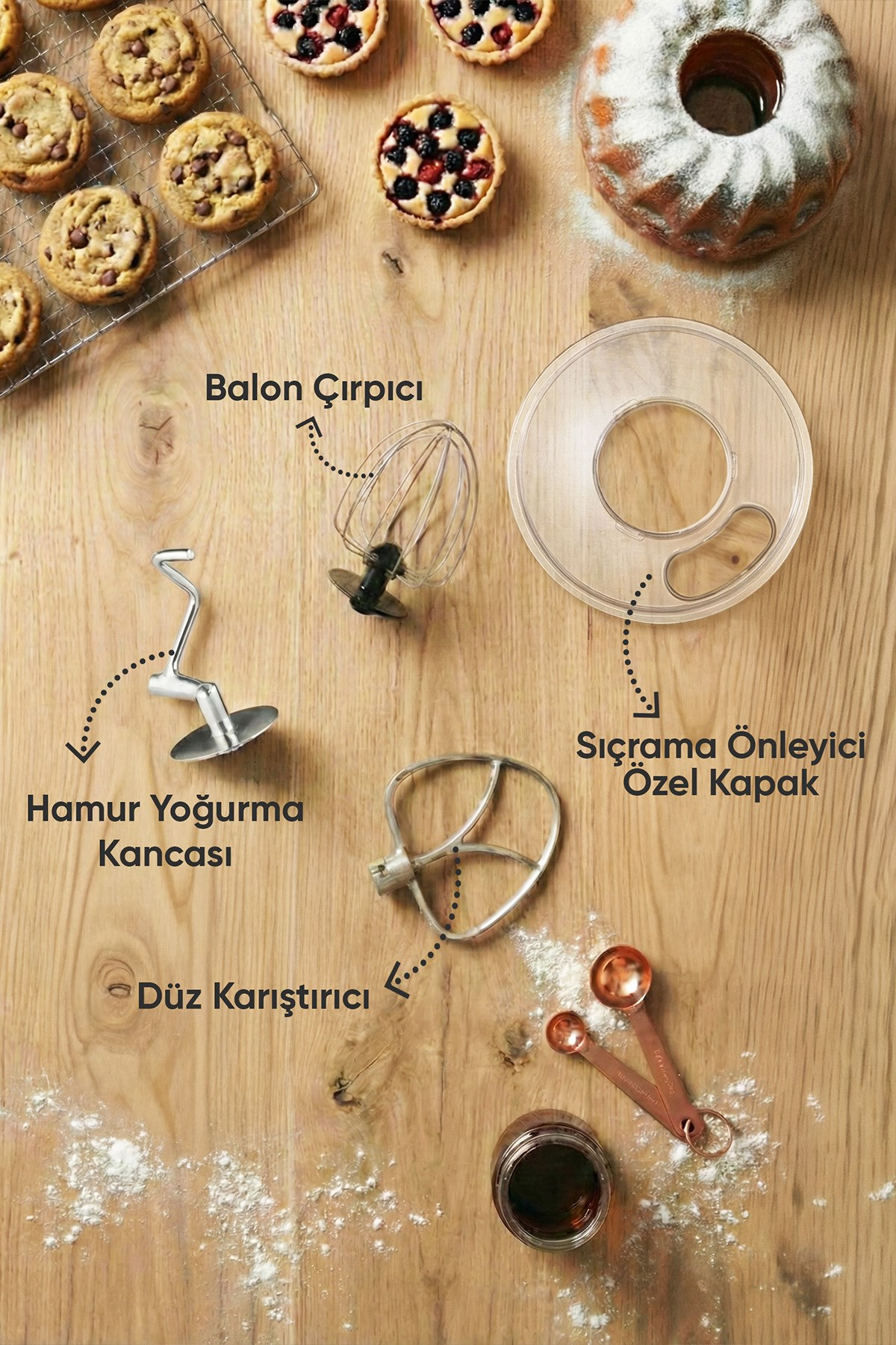 Pastalar, mikser aparatları ve ölçü kaşıklarıyla ahşap yüzey.