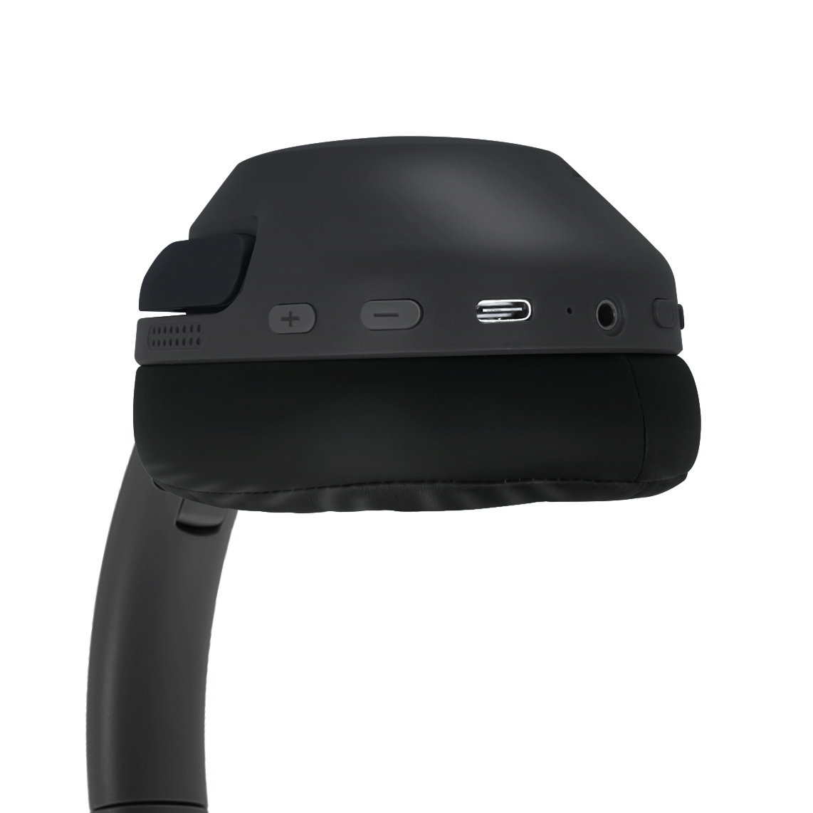 Auriculares negros con puertos de volumen y carga visibles.