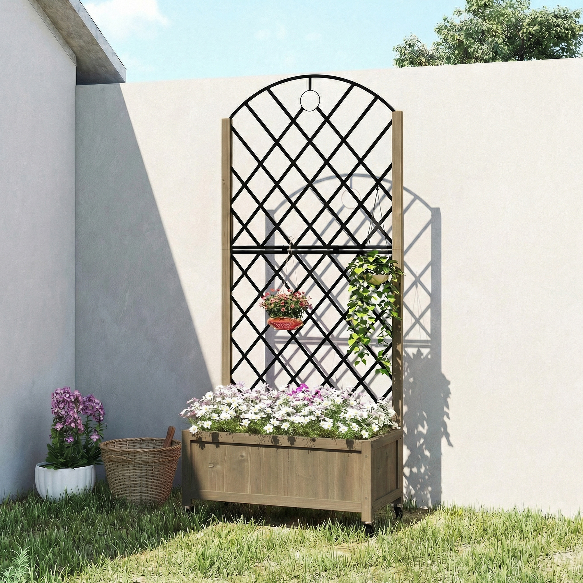 Un jardinera de madera con flores blancas se sienta ante un enrejado y una pared.