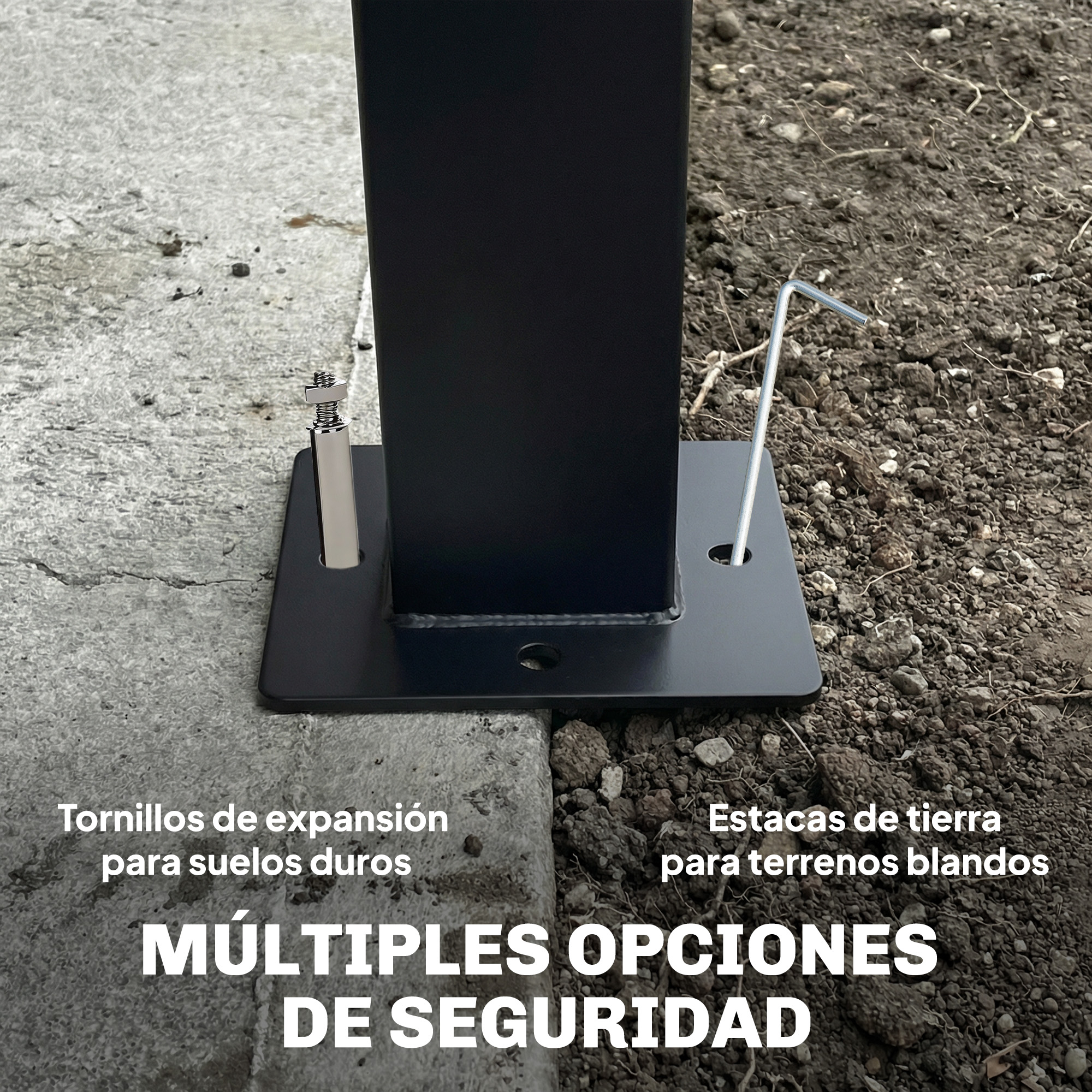 Base de poste negra con pernos de expansión en hormigón y estacas en tierra.