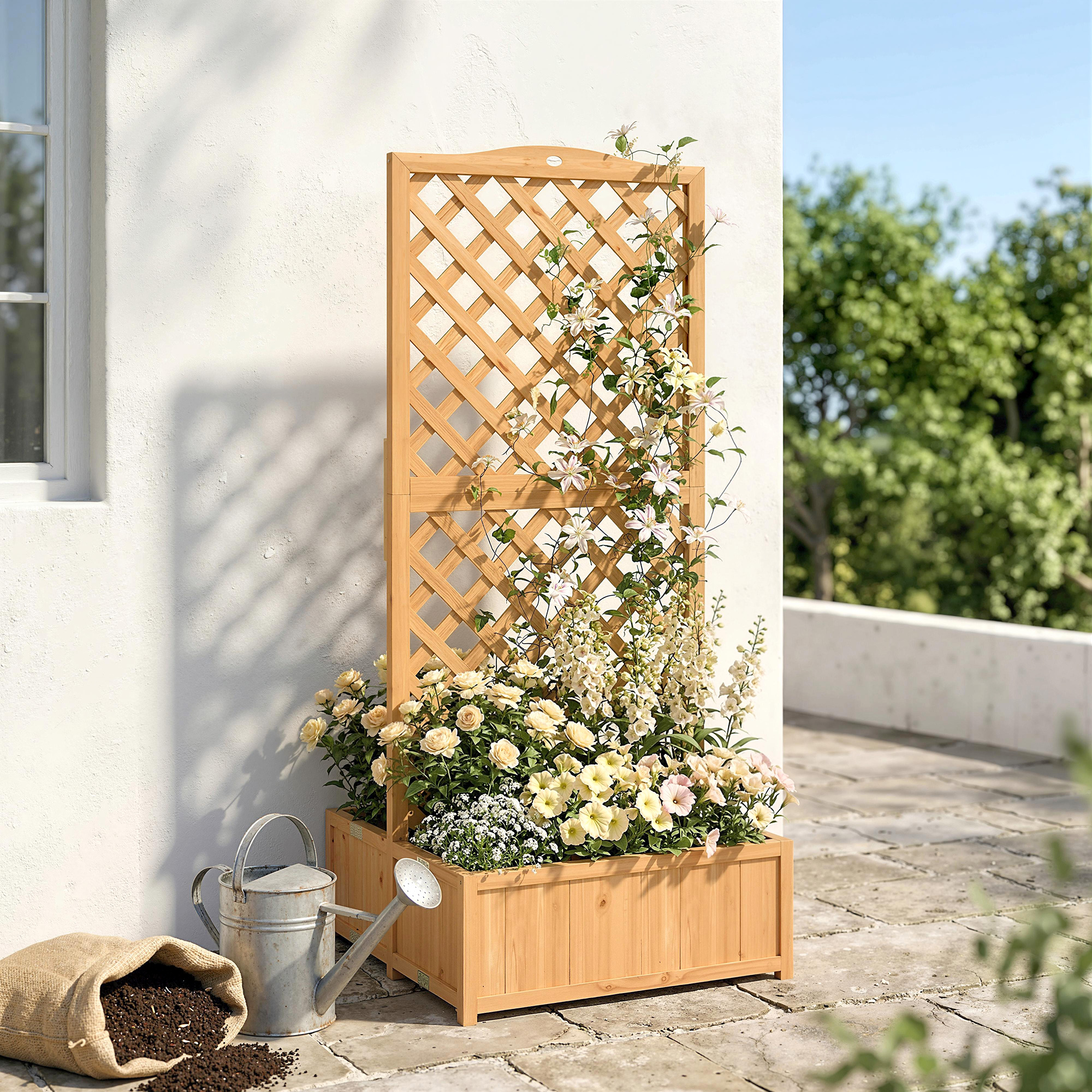 Macetero de madera con enrejado y flores, junto a regadera y saco de tierra.