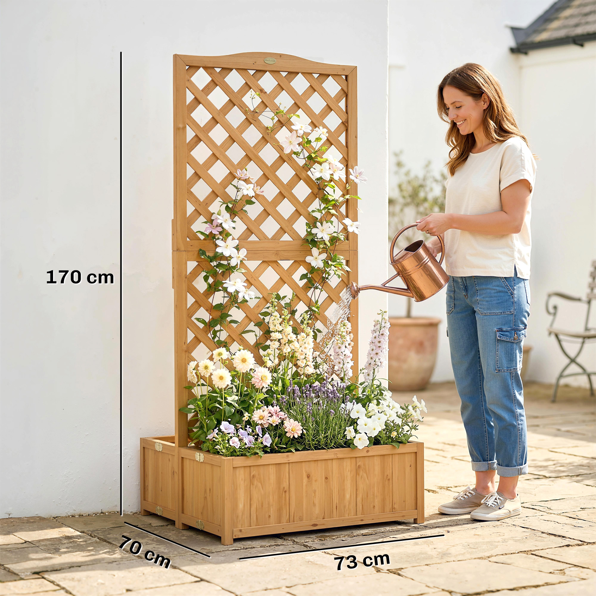 Mujer regando flores en jardinera de madera con enrejado. 170x73x70cm.