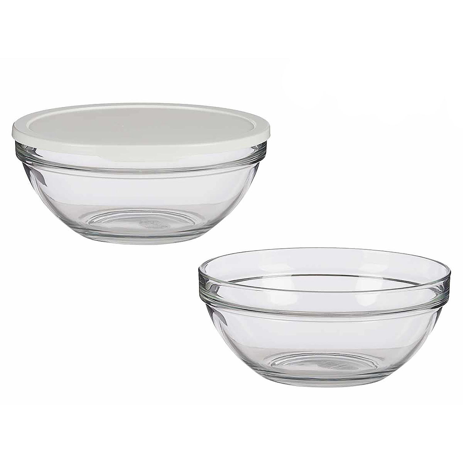 Dos cuencos de vidrio transparente, uno con tapa blanca, sobre fondo blanco.