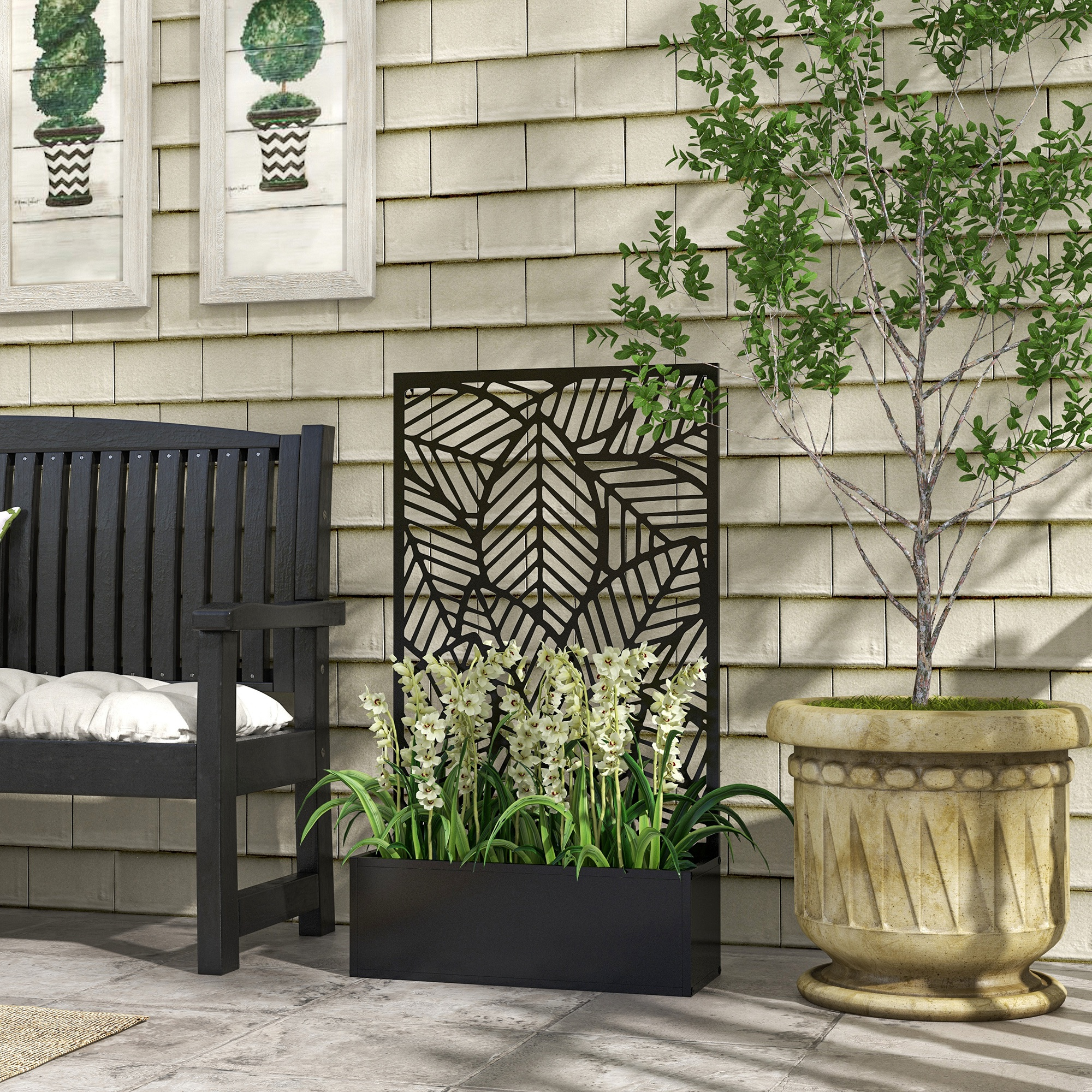Banco negro con cojines, plantas y decoración de pared contra una pared panelada.