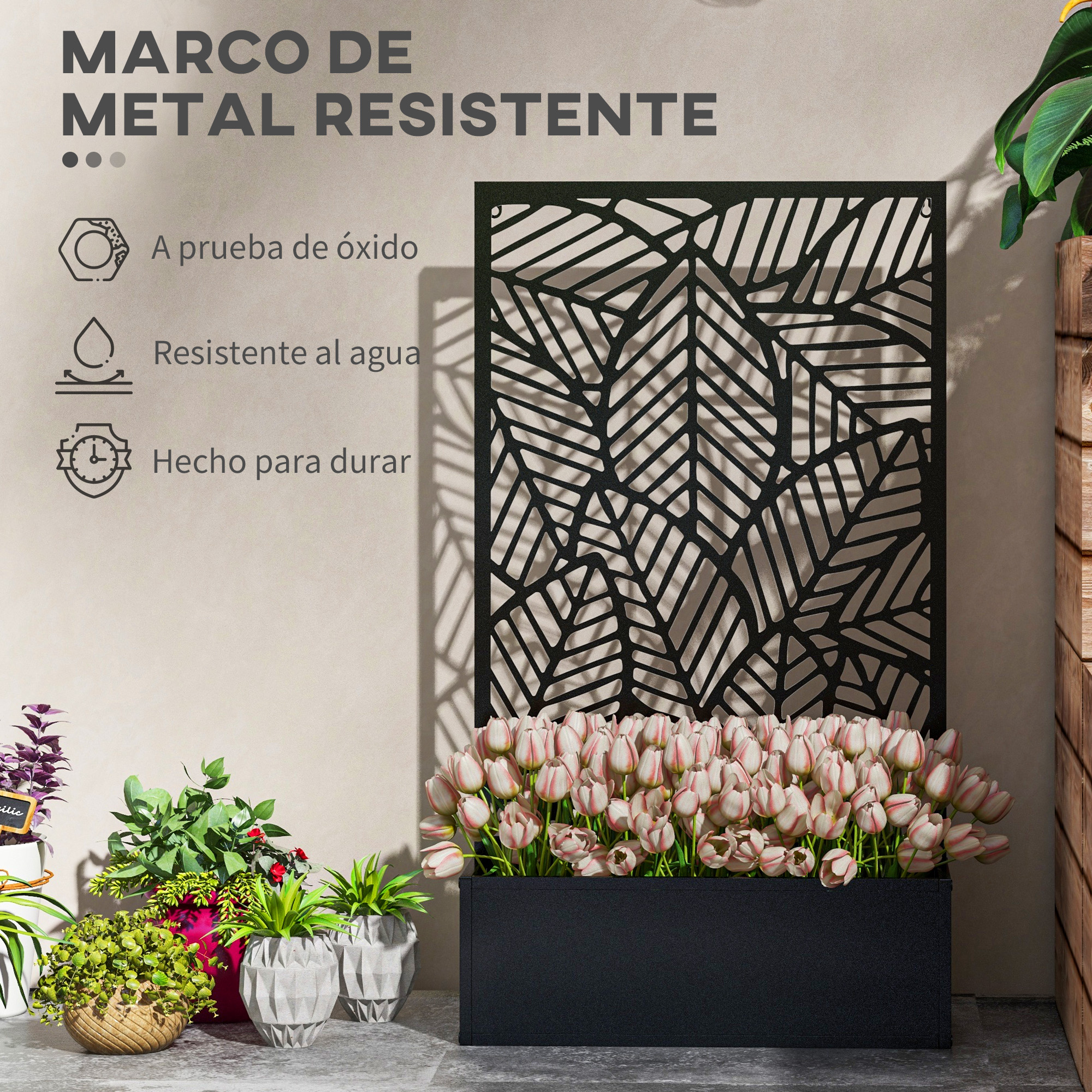 Macetero negro de metal con tulipanes y panel decorativo.