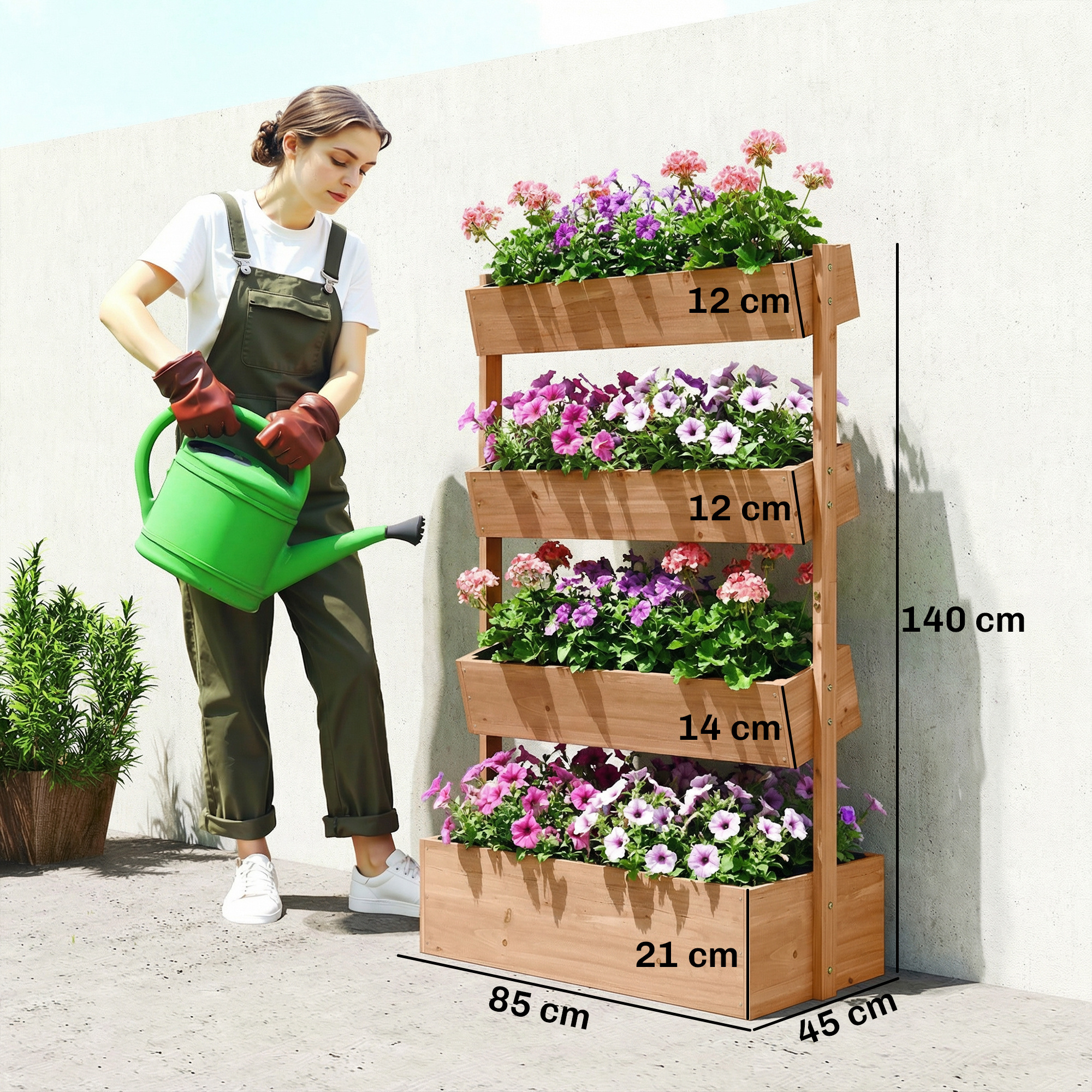Una mujer riega flores en una jardinera de madera de varios niveles junto a una pared.