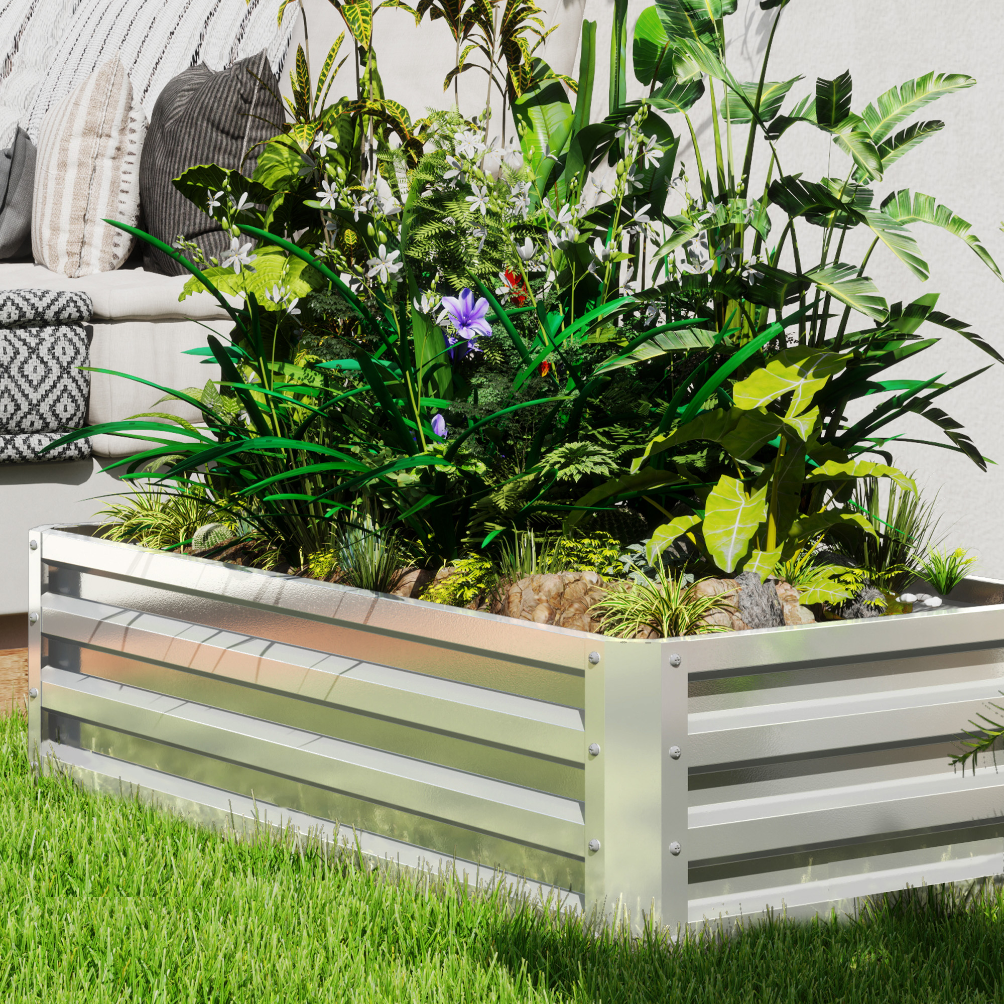 Un bancal elevado metálico rectangular se asienta sobre césped, junto a un sofá con cojines.