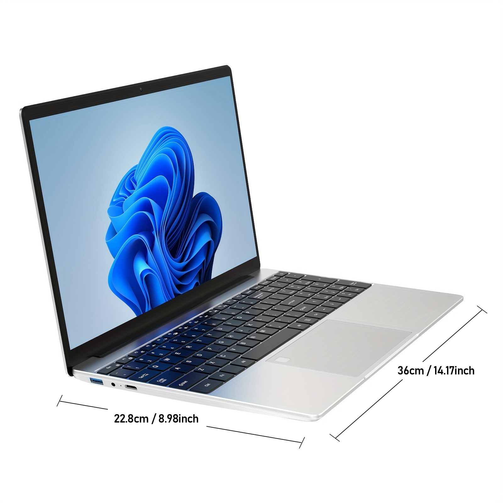 Ein geöffneter silberner Laptop mit einem blauen Hintergrundbild auf dem Bildschirm.