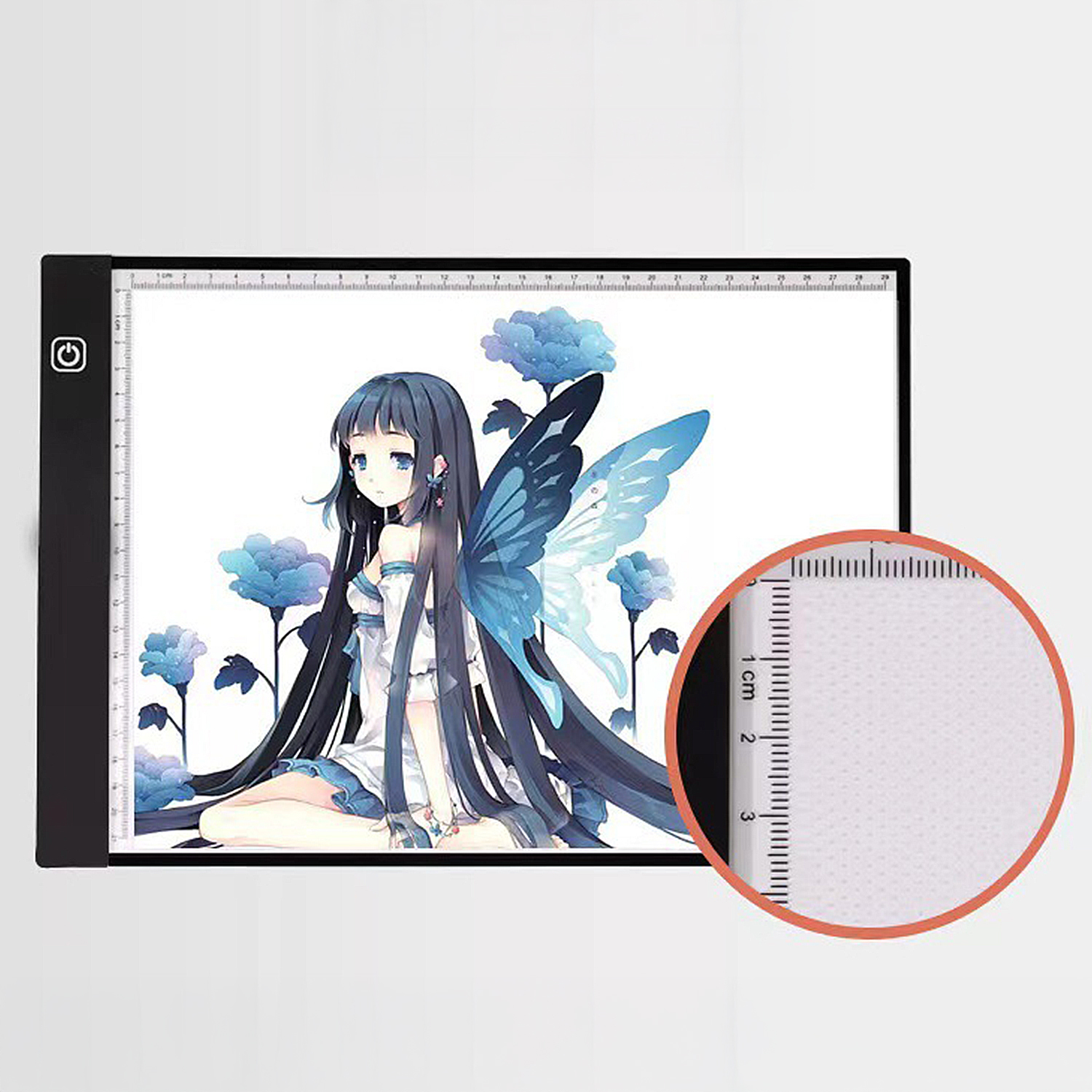 Caja de luz con chica anime y flores azules, lupa muestra escala de centímetros.