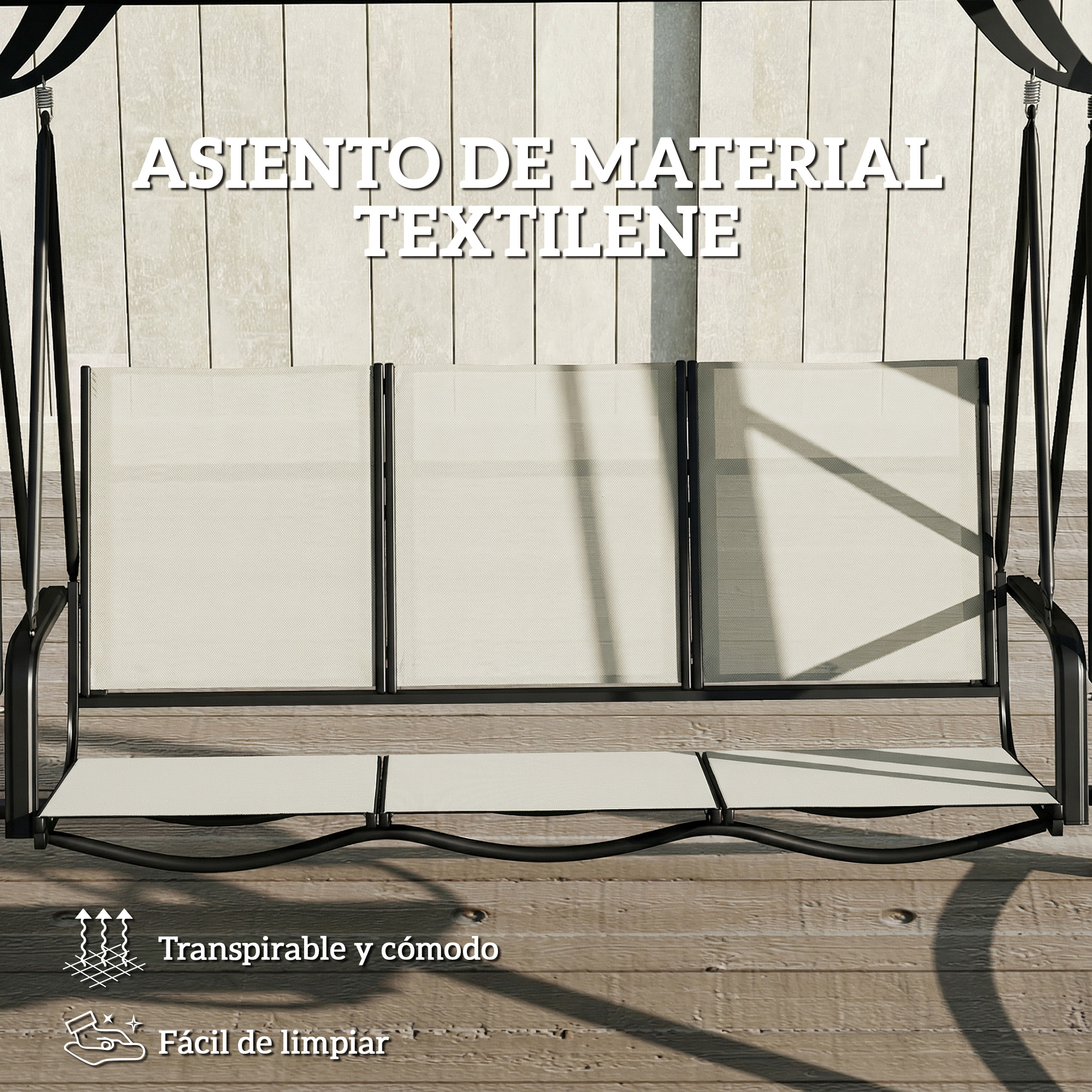 Un columpio beige de tres plazas con marco de metal negro descansa en una cubierta de madera.