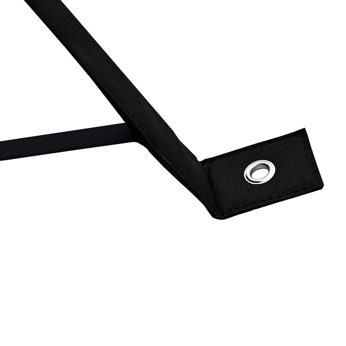 Schwarzes Gurtband mit Öse auf weißem Hintergrund.