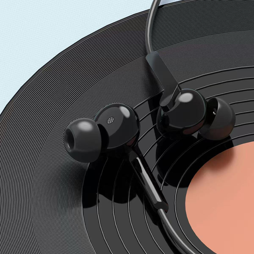 Auricolari neri su un disco in vinile con sfondo azzurro.
