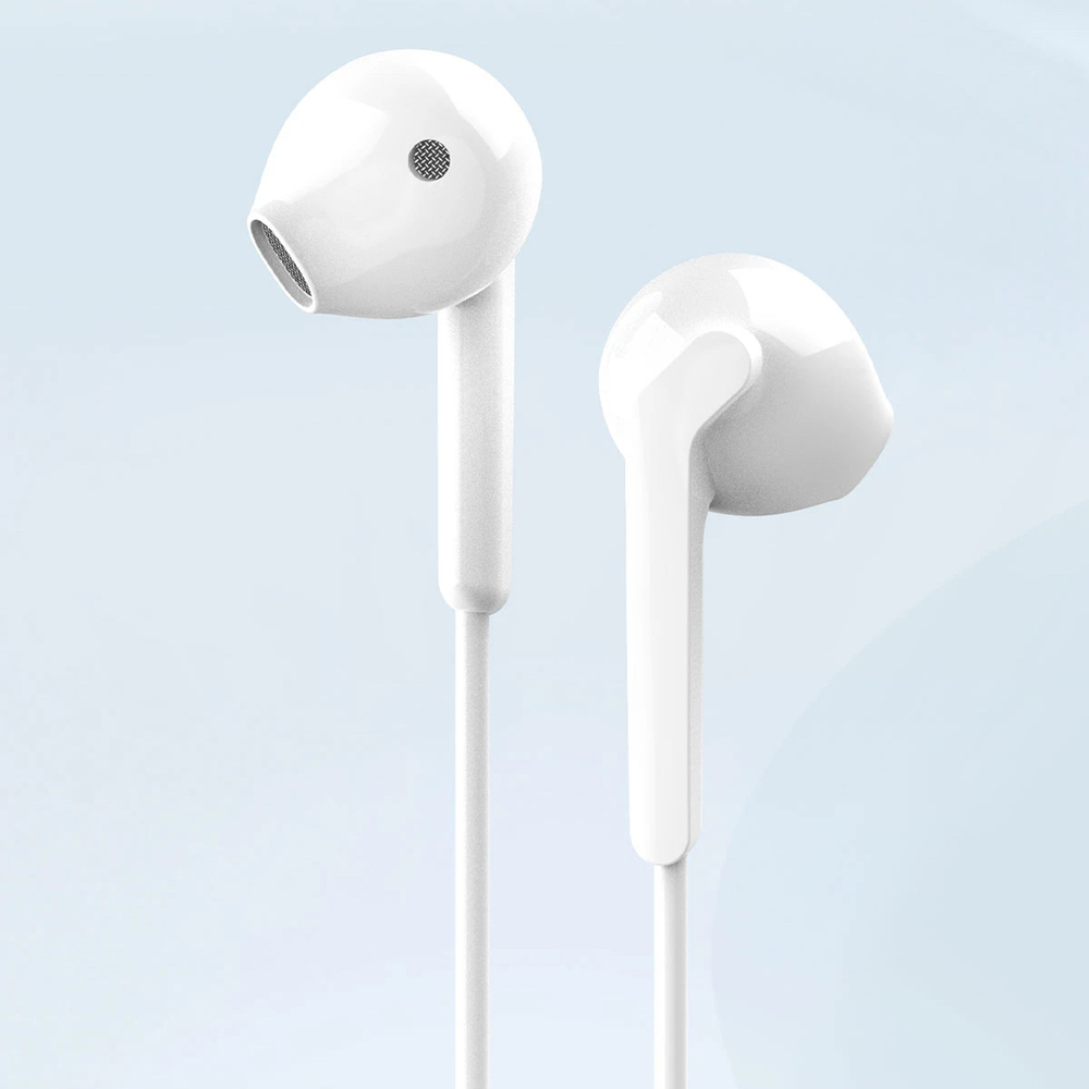 Zwei weiße In-Ear-Kopfhörer mit Kabeln auf hellem Hintergrund.