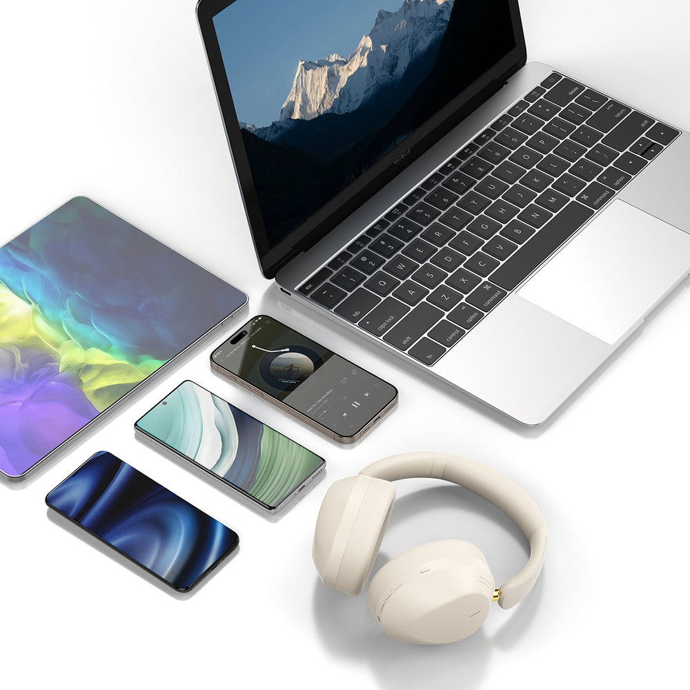 Un laptop, tre smartphone e cuffie su sfondo bianco.