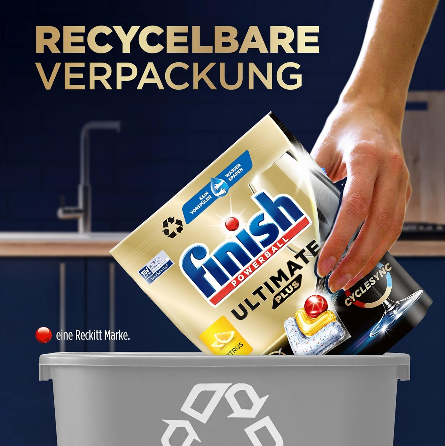 Hand legt Finish Powerball Ultimate Plus in grauen Recyclingbehälter. Recycelbare Verpackung.