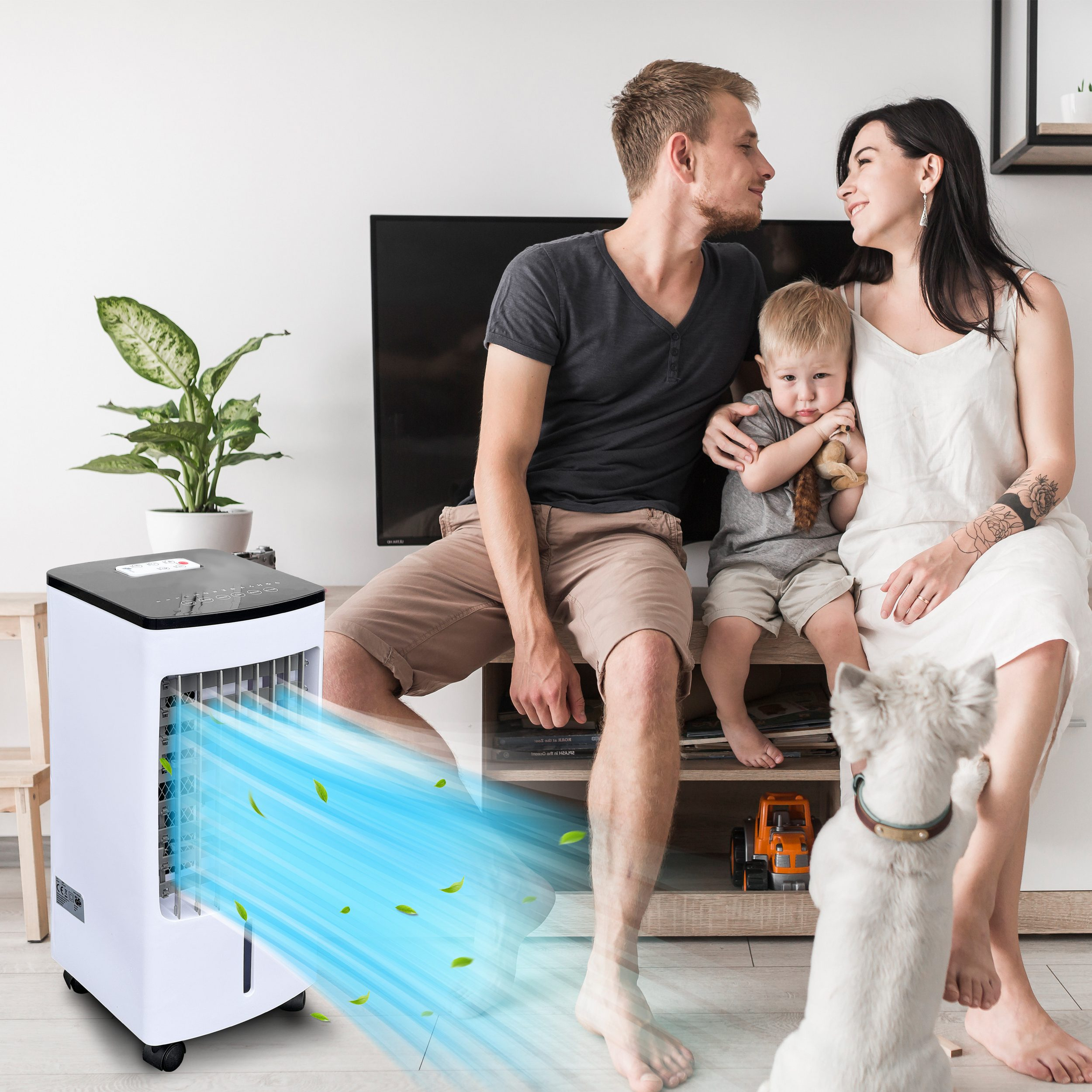 Familie mit Hund sitzt vor einem Verdampfer, der kühle Luft ausbläst.