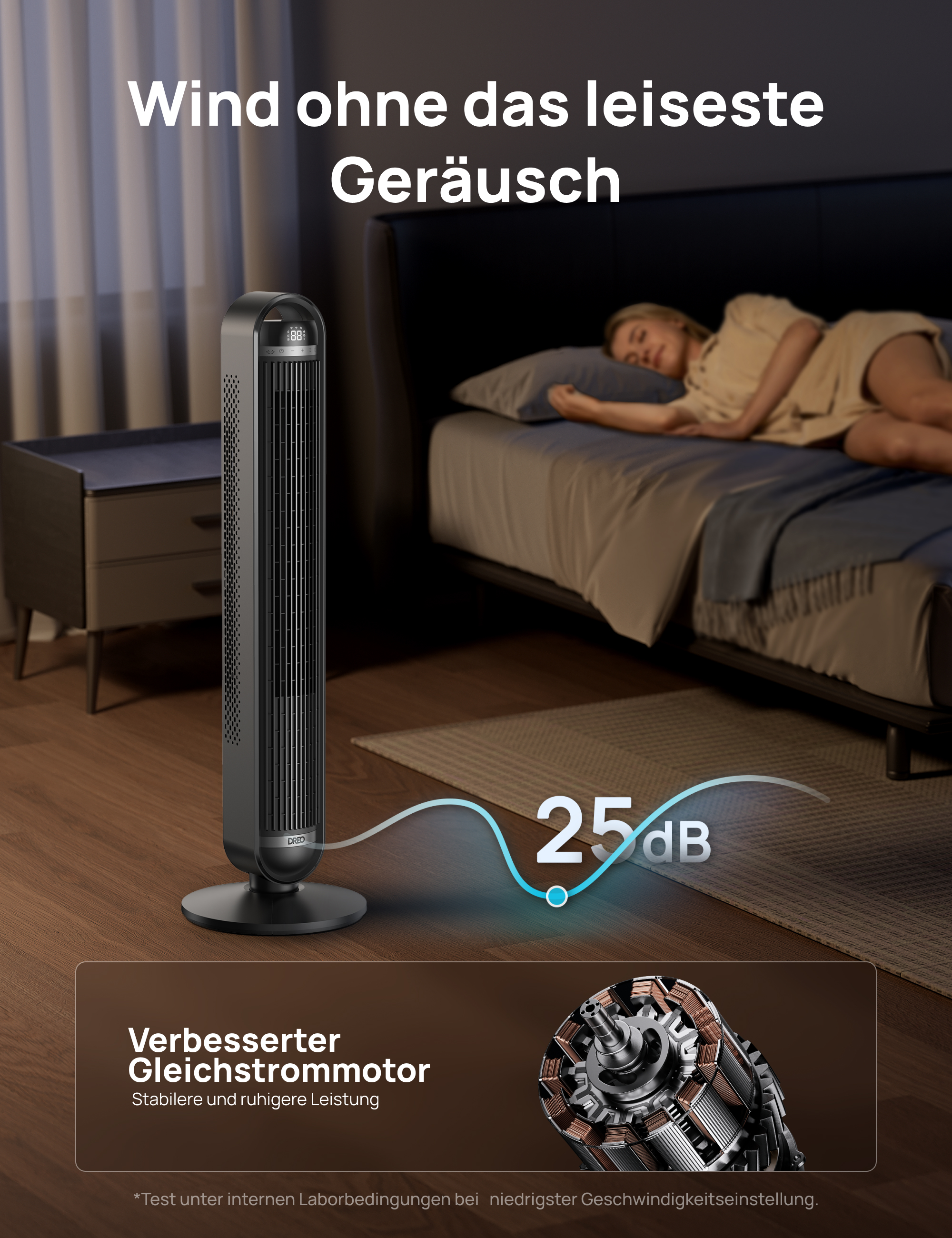 Ein schlanker Turmventilator steht neben einem Bett, auf dem eine Person schläft.