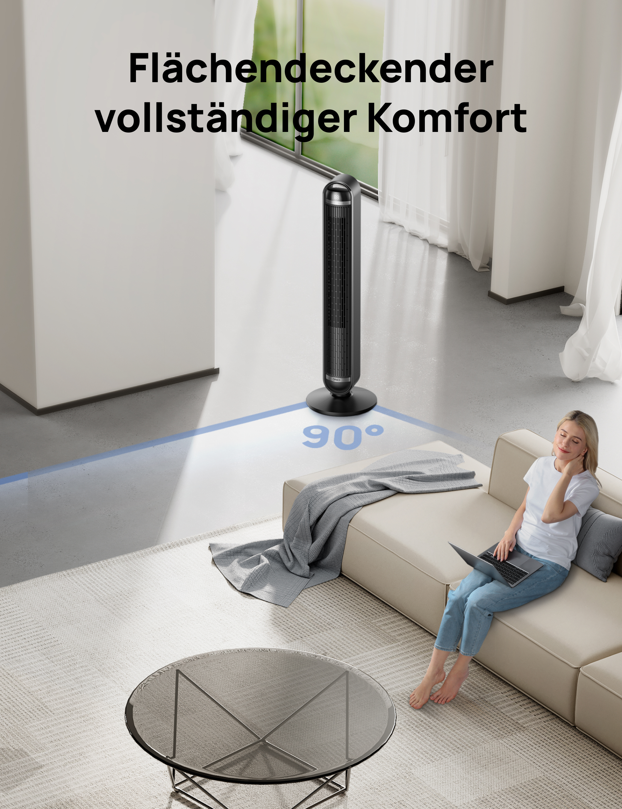 Ein schlanker schwarzer Turmventilator bläst in einem Wohnzimmer mit einer Frau auf einer Couch.