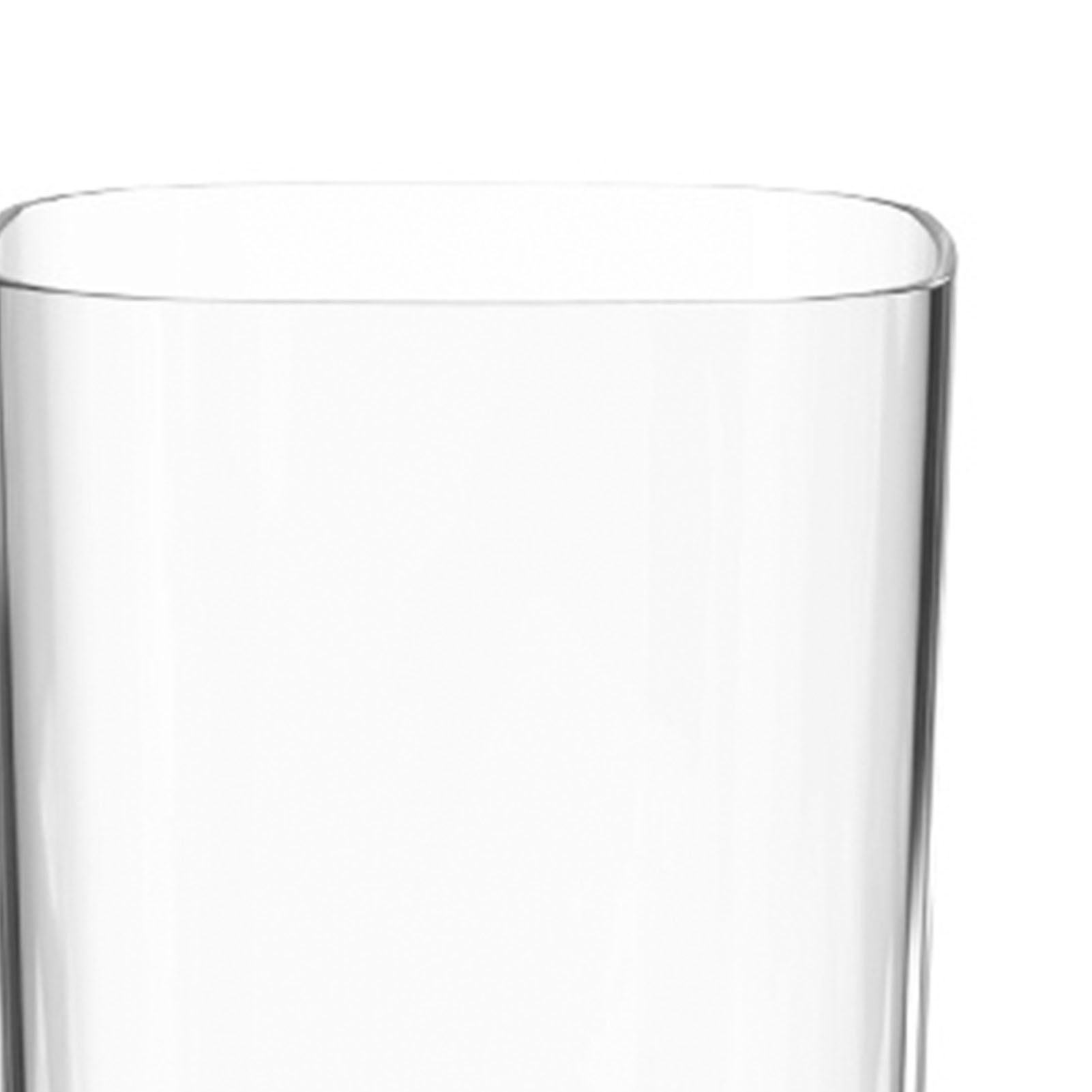 Ein klares Glas mit abgerundeten Kanten auf weißem Hintergrund.