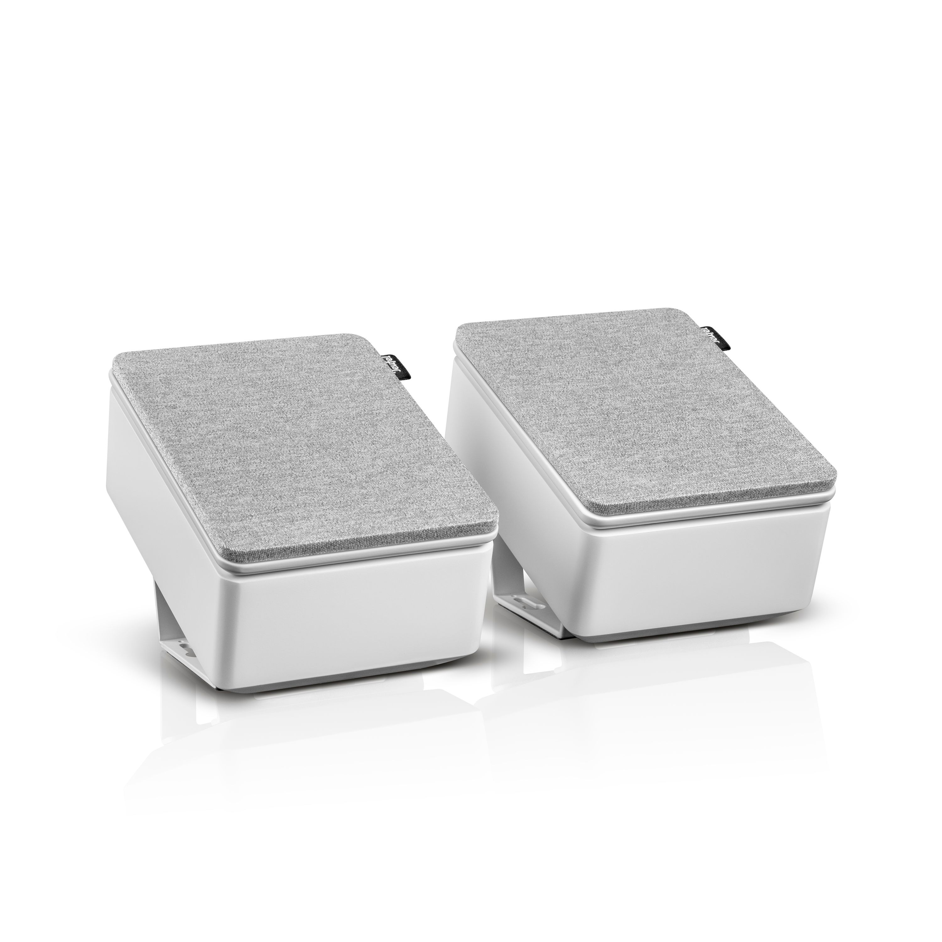 Due altoparlanti bianchi con top in tessuto grigio siedono fianco a fianco.