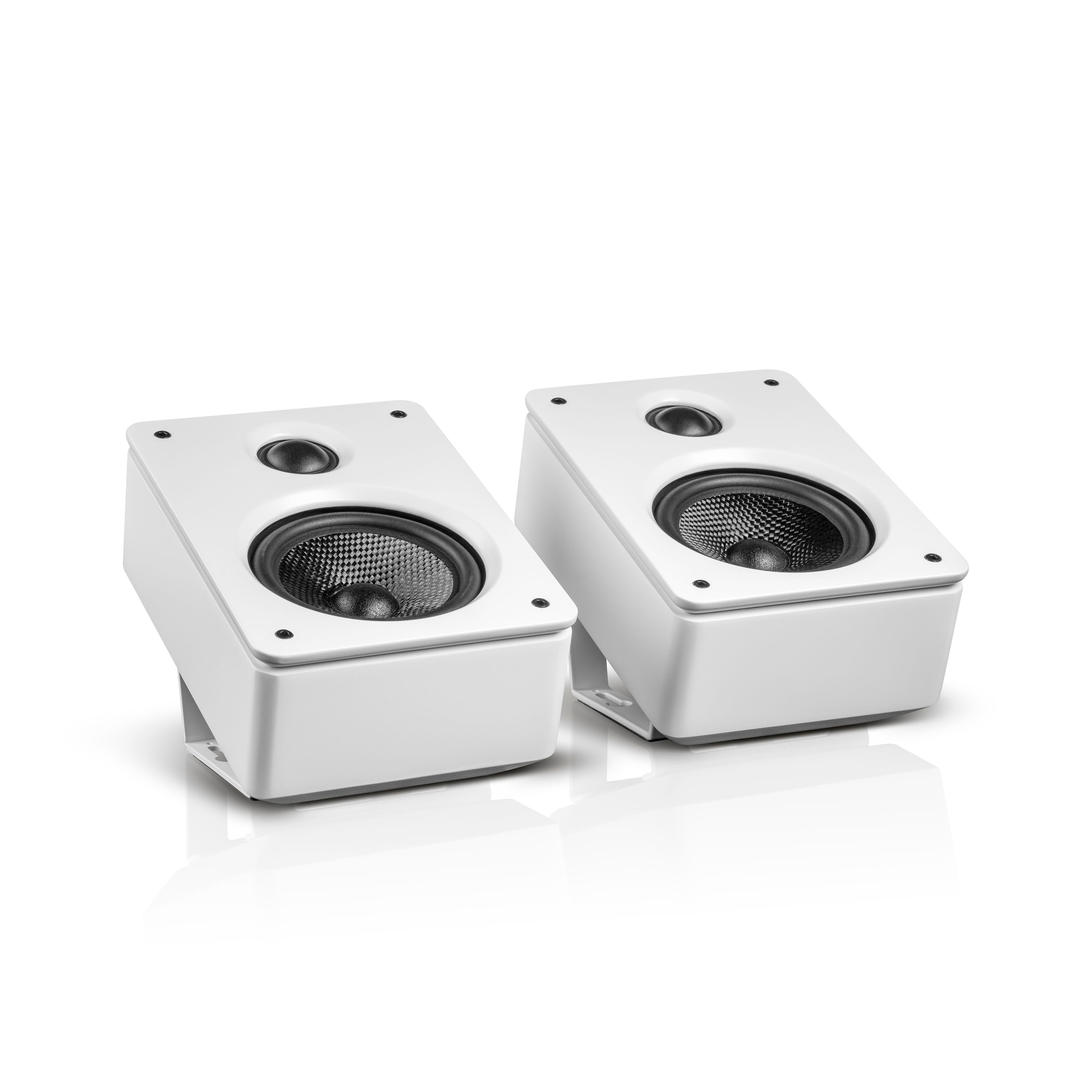 Due altoparlanti bianchi con woofer e tweeter neri, montati su supporti.