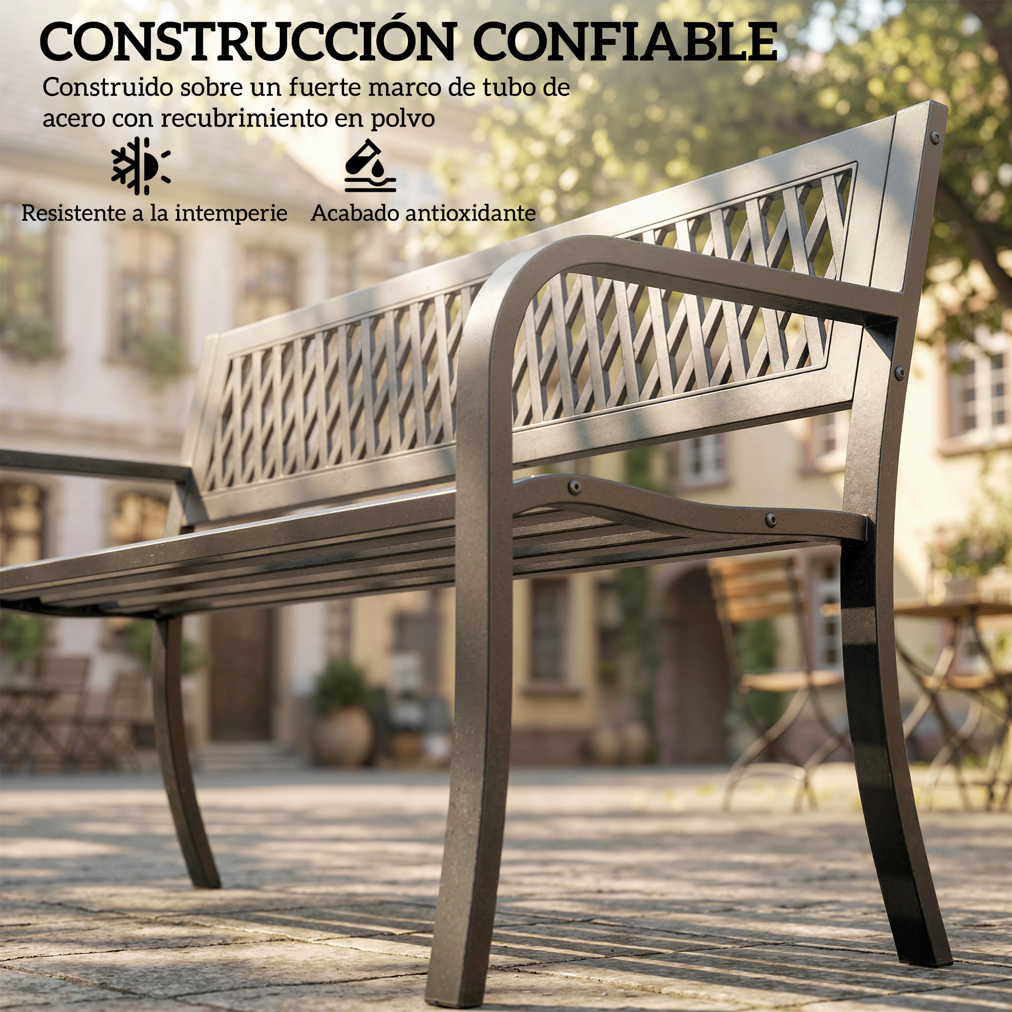 Un banco de metal oscuro se sienta en un patio pavimentado al aire libre.