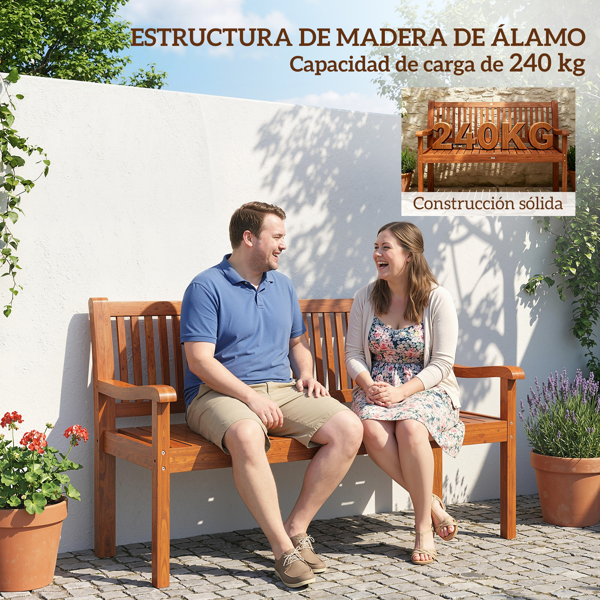 Un hombre y una mujer se sientan riendo en un banco de madera al aire libre.