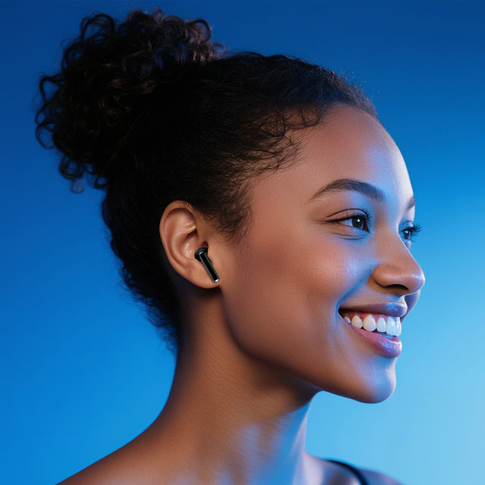 Una donna con un auricolare nero nell'orecchio sorride su sfondo blu.