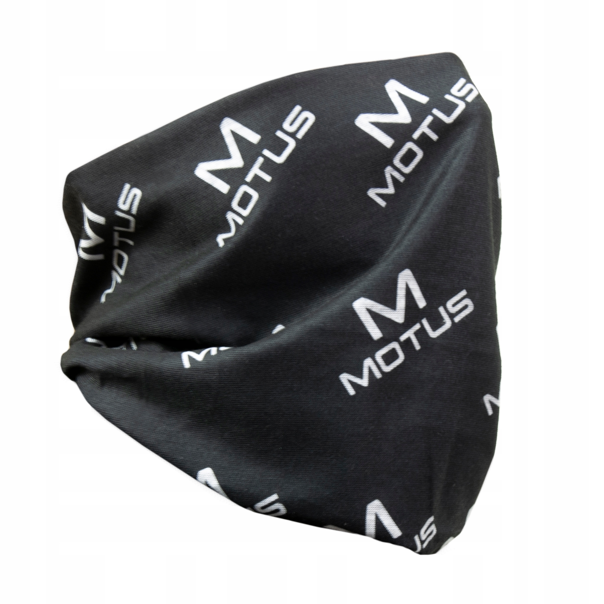 Czarny materiałowy dodatek z białym logo "M MOTUS", na białym tle.