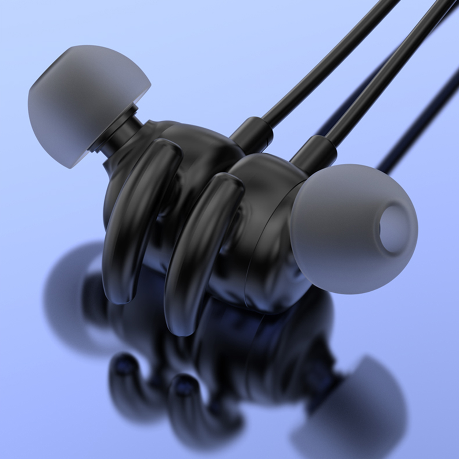 Tres auriculares negros con almohadillas grises sobre fondo azul.